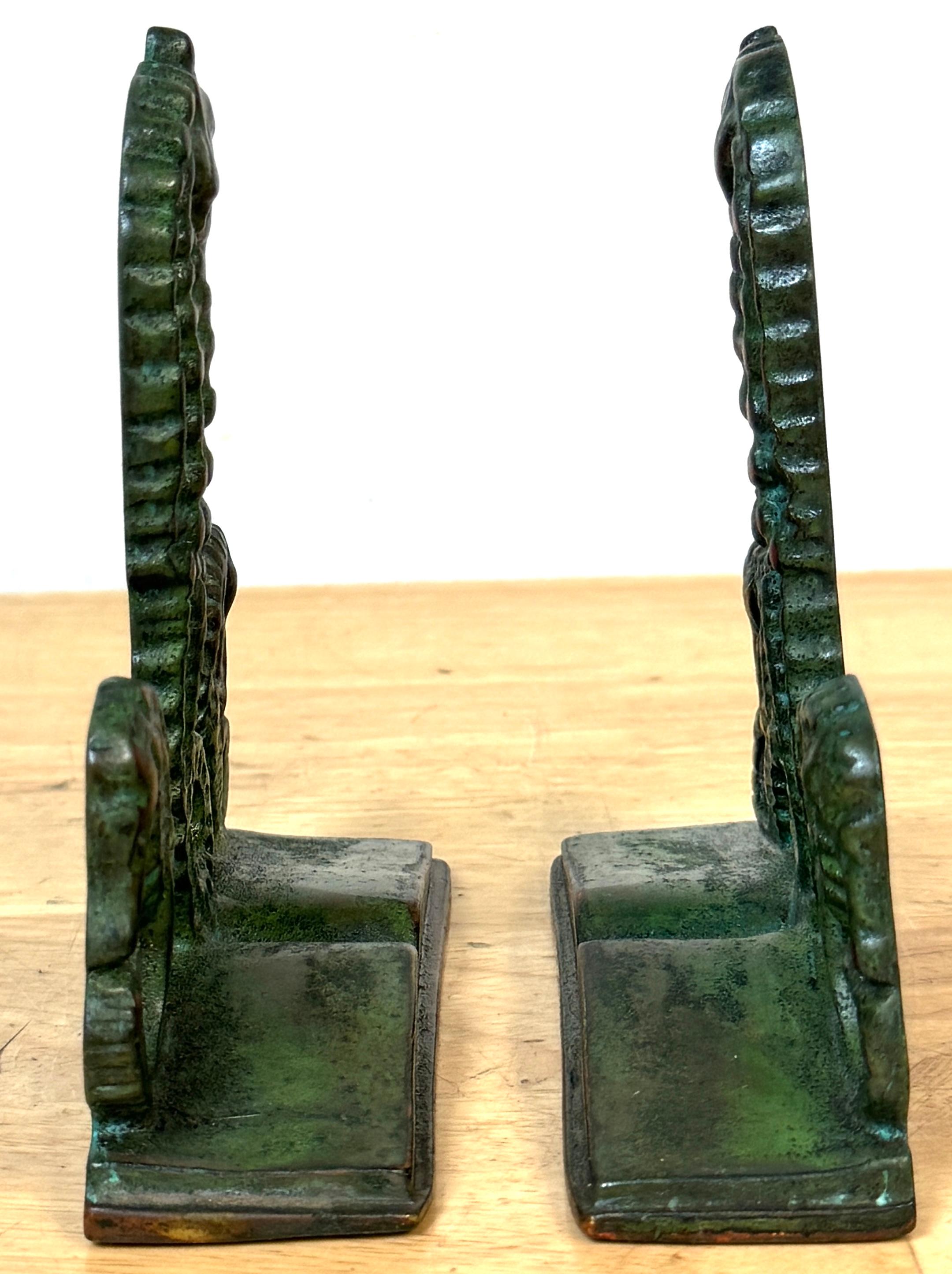 Arts & Crafts Bronze Seepferdchen Buchstützen, E.T. zugeschrieben Hurley, um 1920 (Art déco) im Angebot