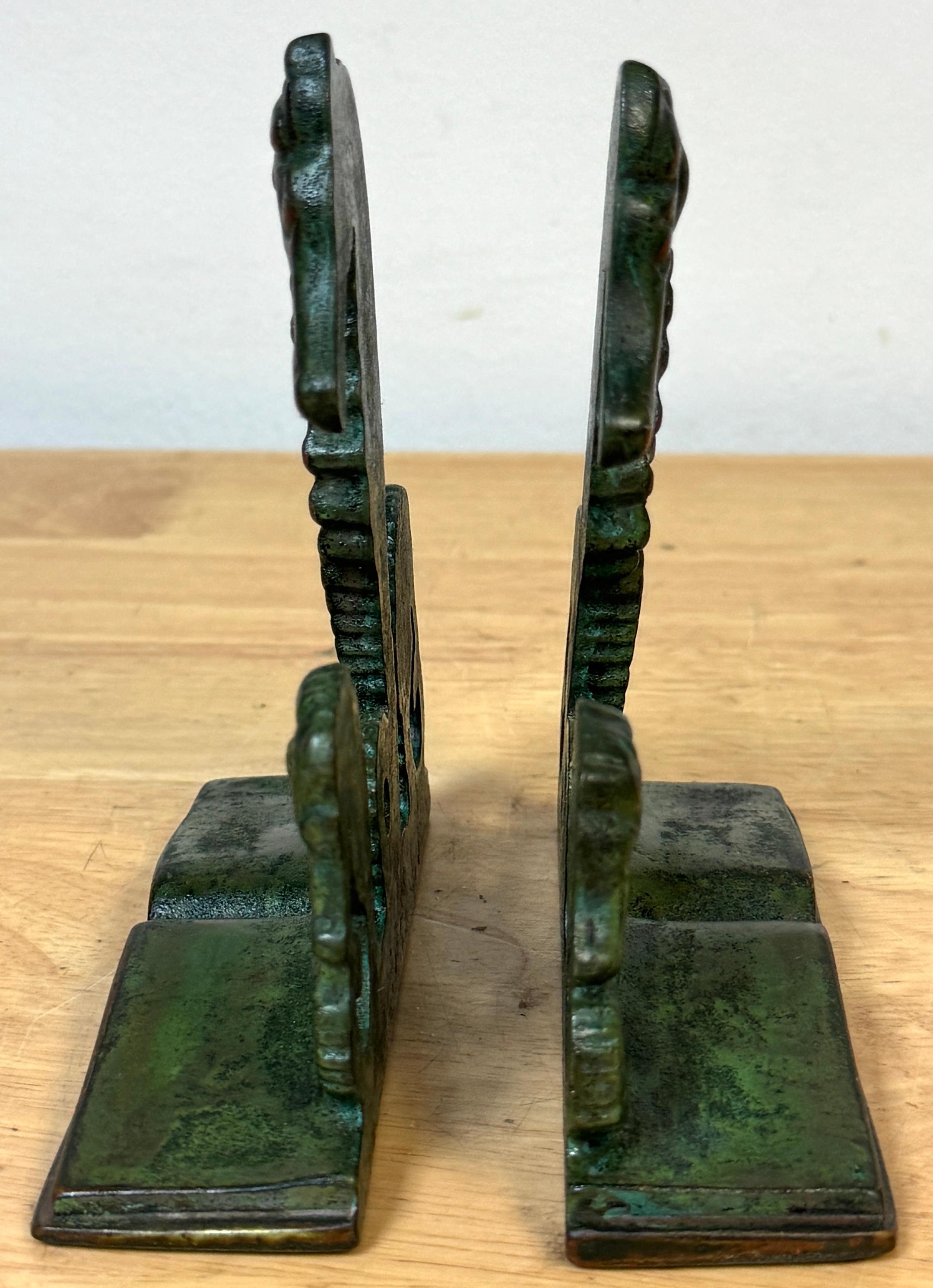 Arts & Crafts Bronze Seepferdchen Buchstützen, E.T. zugeschrieben Hurley, um 1920 (Gegossen) im Angebot