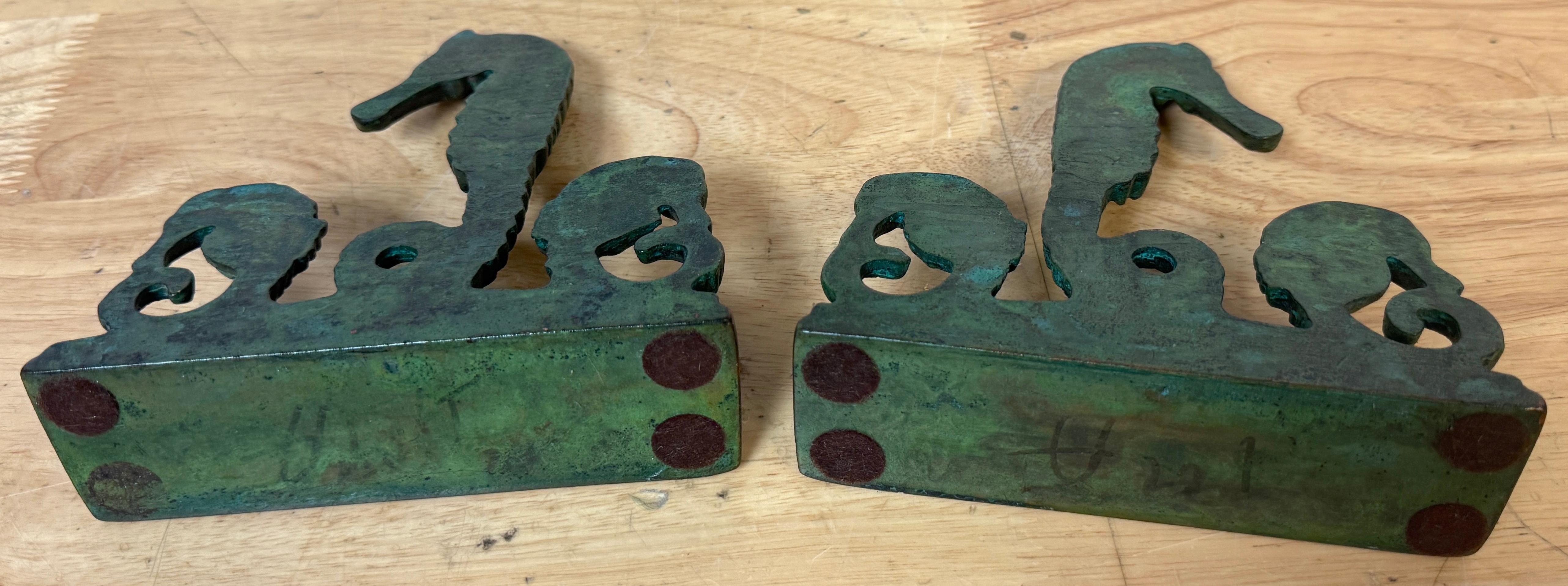 Arts & Crafts Bronze Seepferdchen Buchstützen, E.T. zugeschrieben Hurley, um 1920 (20. Jahrhundert) im Angebot