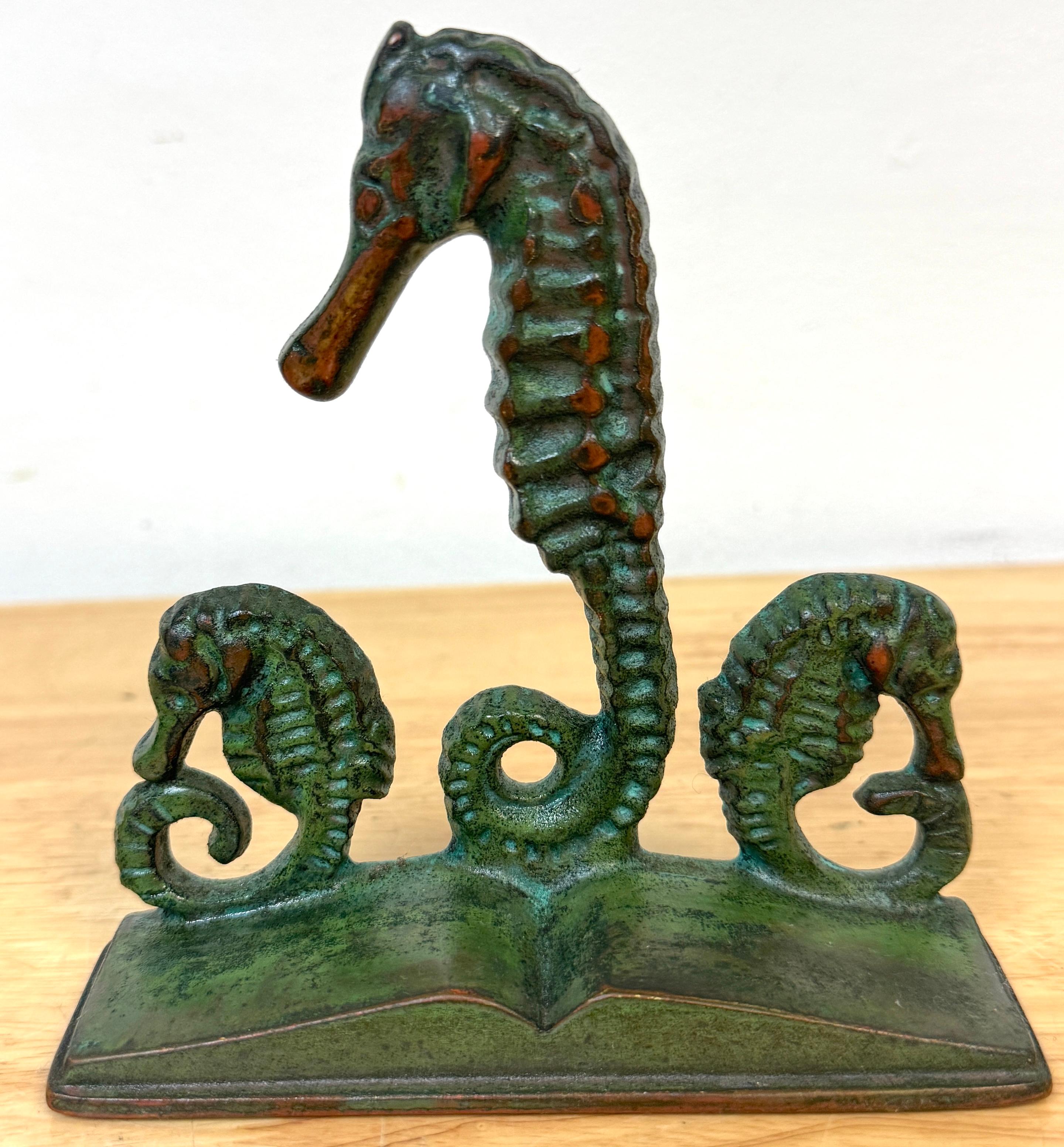 Arts & Crafts Bronze Seepferdchen Buchstützen, E.T. zugeschrieben Hurley, um 1920 im Angebot 1