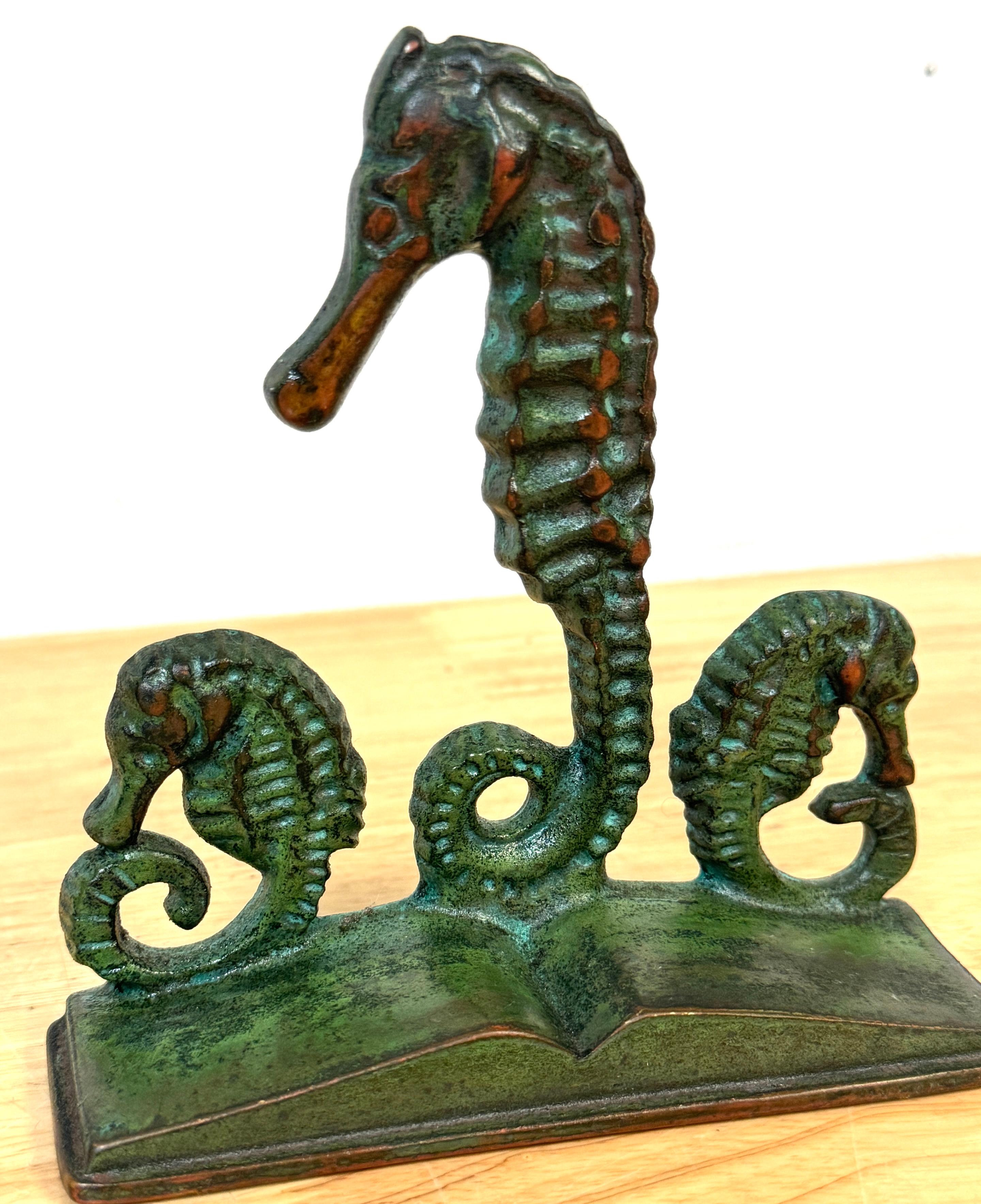 Arts & Crafts Bronze Seepferdchen Buchstützen, E.T. zugeschrieben Hurley, um 1920 im Angebot 2