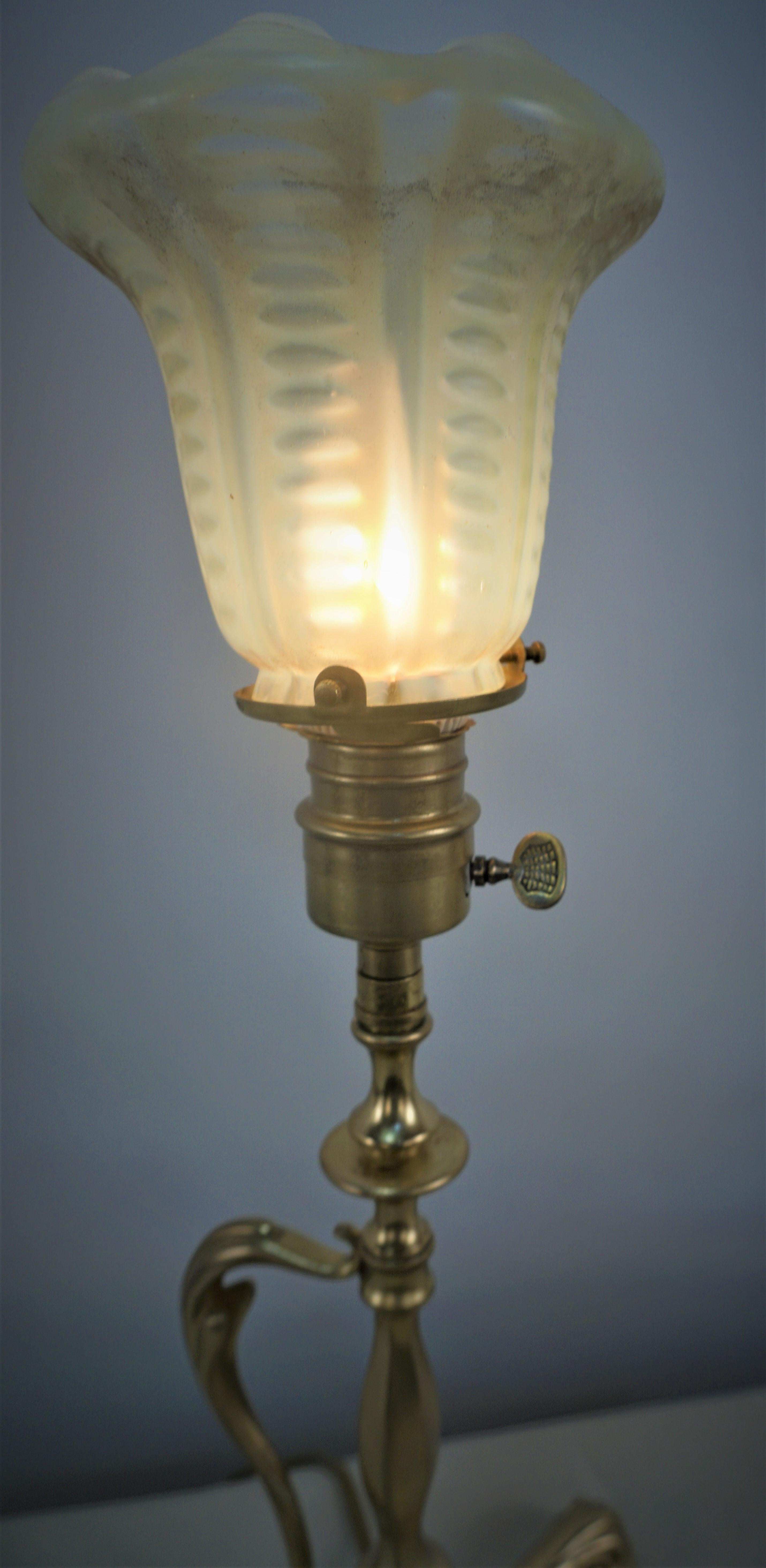 Arts and Crafts-Tischlampe aus Bronze mit Vaseline-Glasschirm (Europäisch) im Angebot