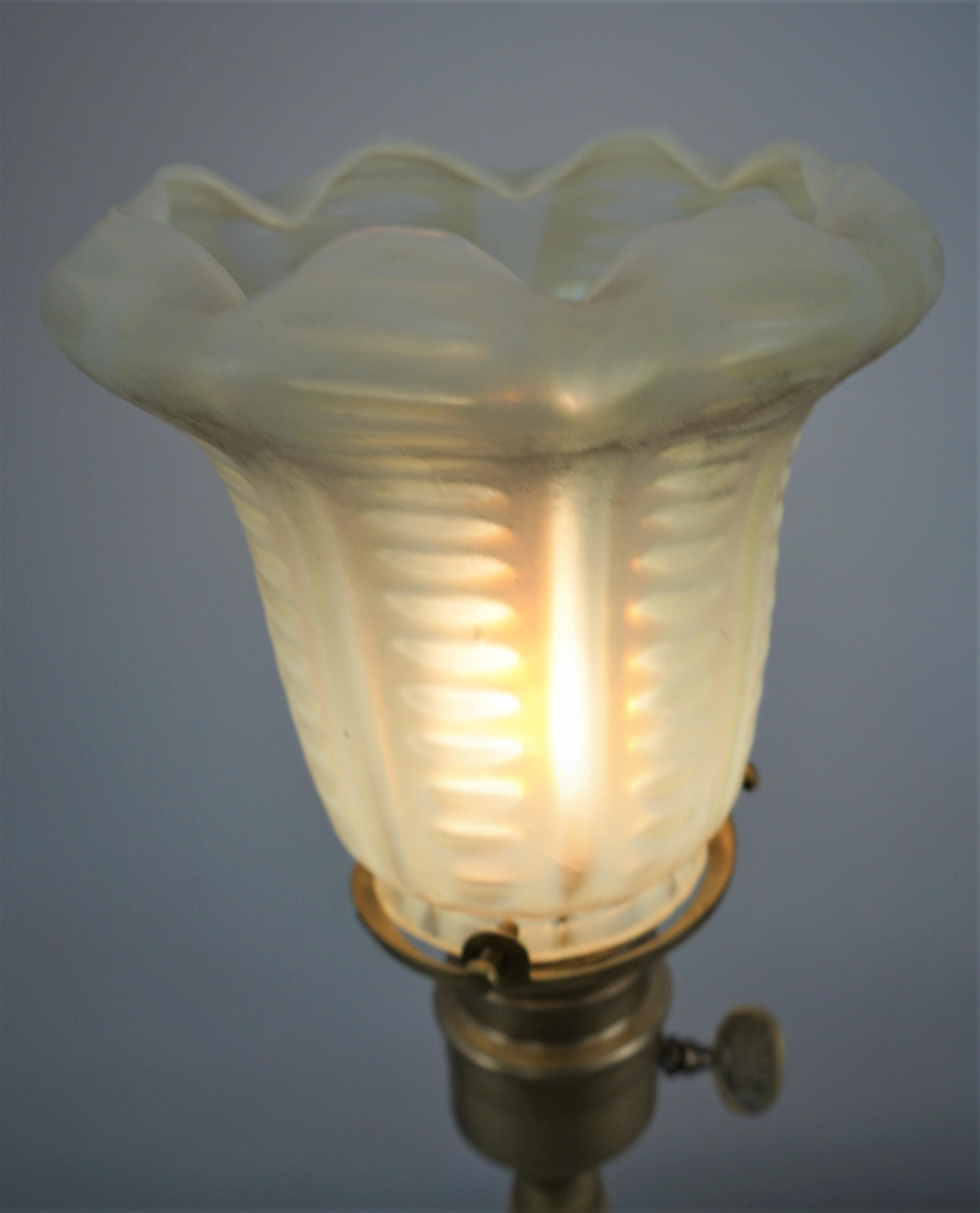 Arts and Crafts-Tischlampe aus Bronze mit Vaseline-Glasschirm im Zustand „Gut“ im Angebot in Fairfax, VA