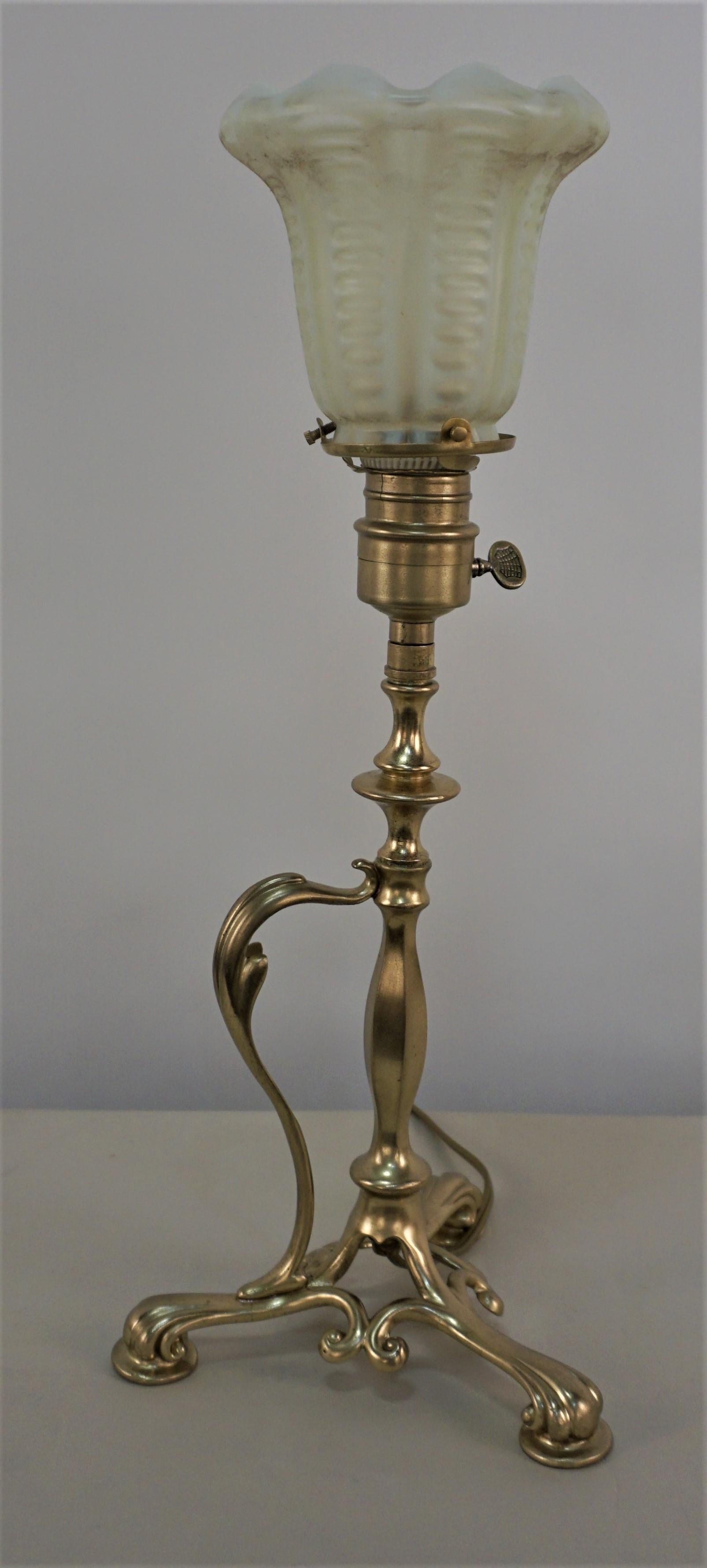 Early 20th Century Arts & Crafts Bronze Table Lamp with Vaseline Glass Shade For Sale