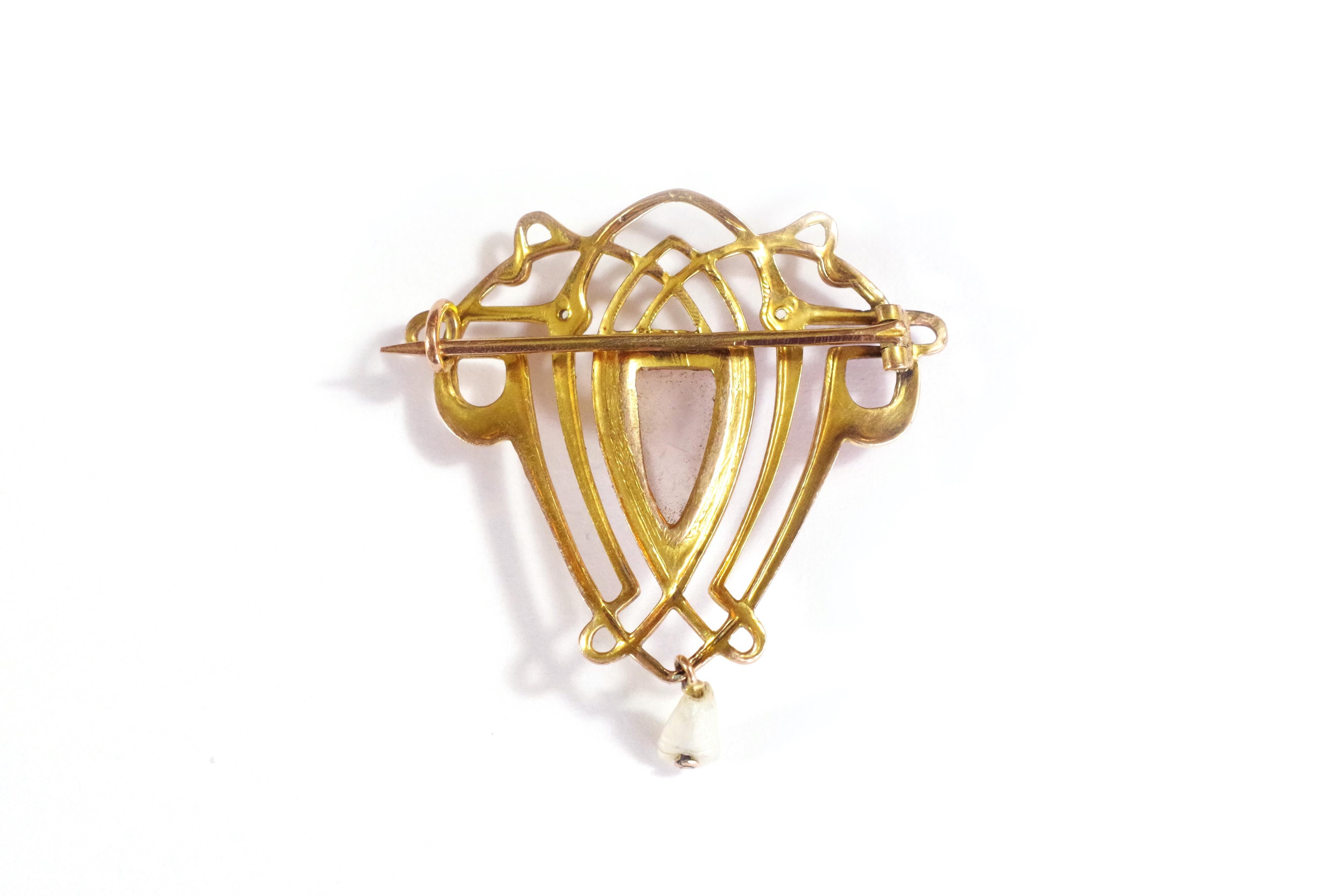 Arts & Crafts brooch by Barnet Henry Joseph (1865-1929), in rose and yellow 9 karat gold. The brooch has a triangular shape and is composed of openwork interlacing. It is a typical pattern of English Art Nouveau movement, also called Arts & Crafts.