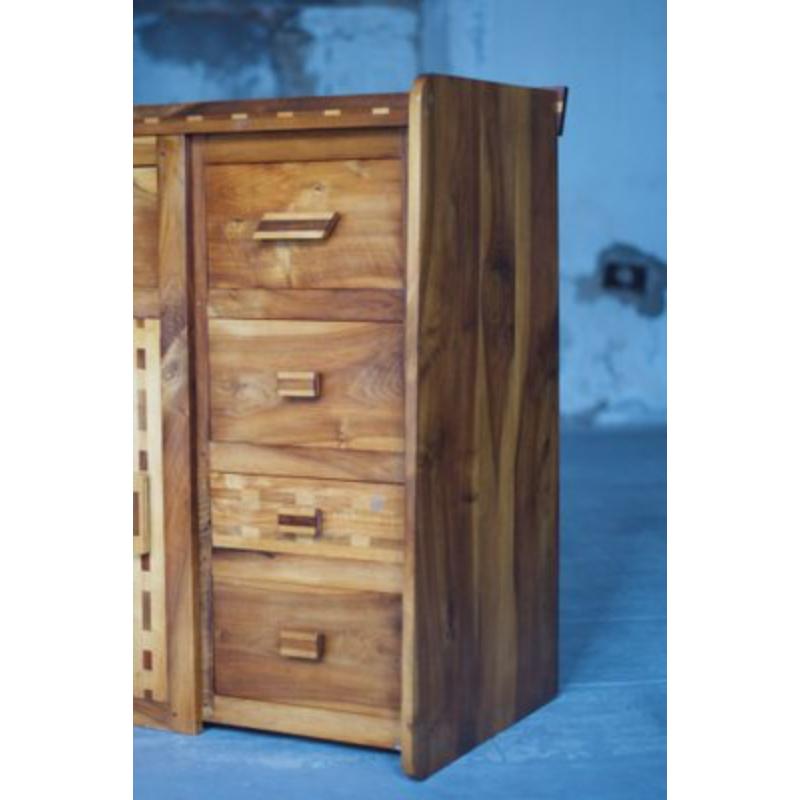 Buffet Arts & Crafts in legno massiccio, Francia, anni '50

Design vintage
Il legno massiccio, utilizzato con maestria, conferisce a questo buffet/comodino un'innegabile robustezza, mettendo in risalto la bellezza naturale del materiale. Le linee