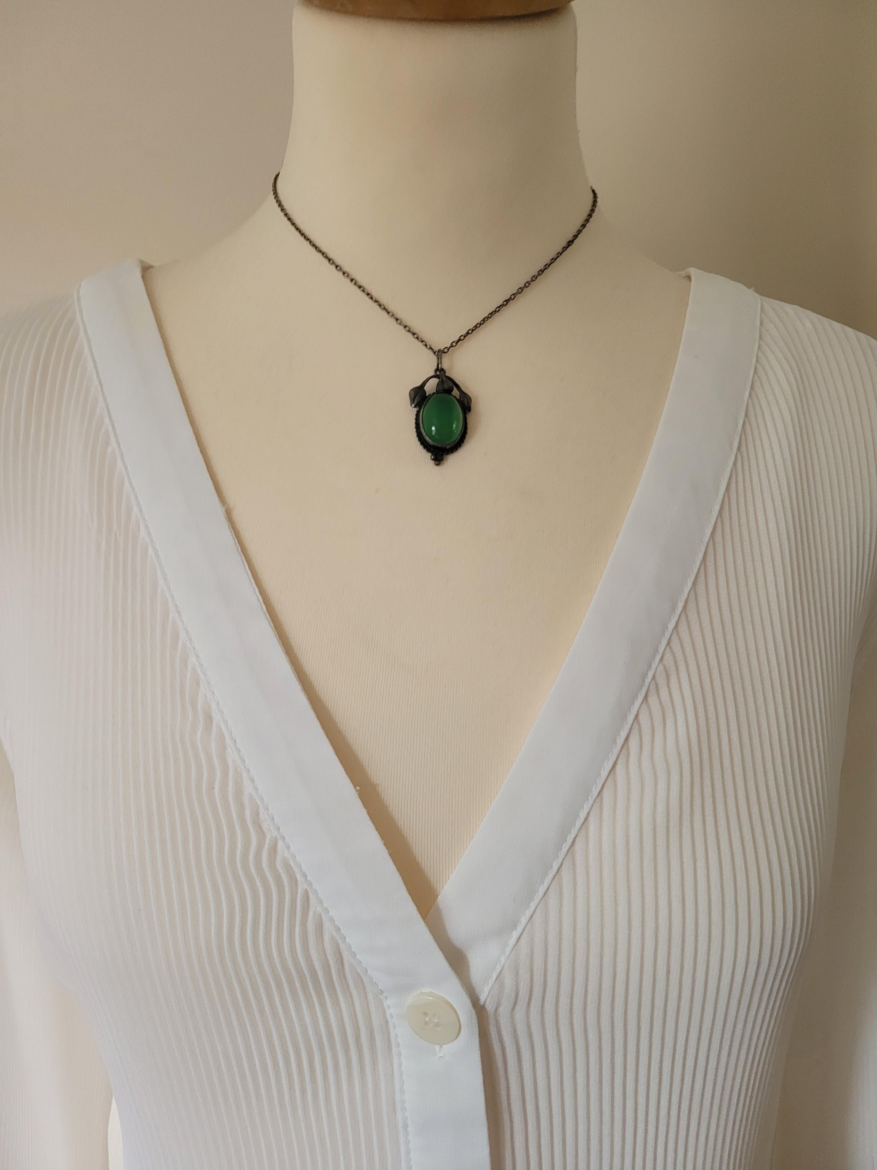 Arts and Crafts Arts & Crafts c.1900s Green Chrysophrase Silver Pendant Necklace For Sale