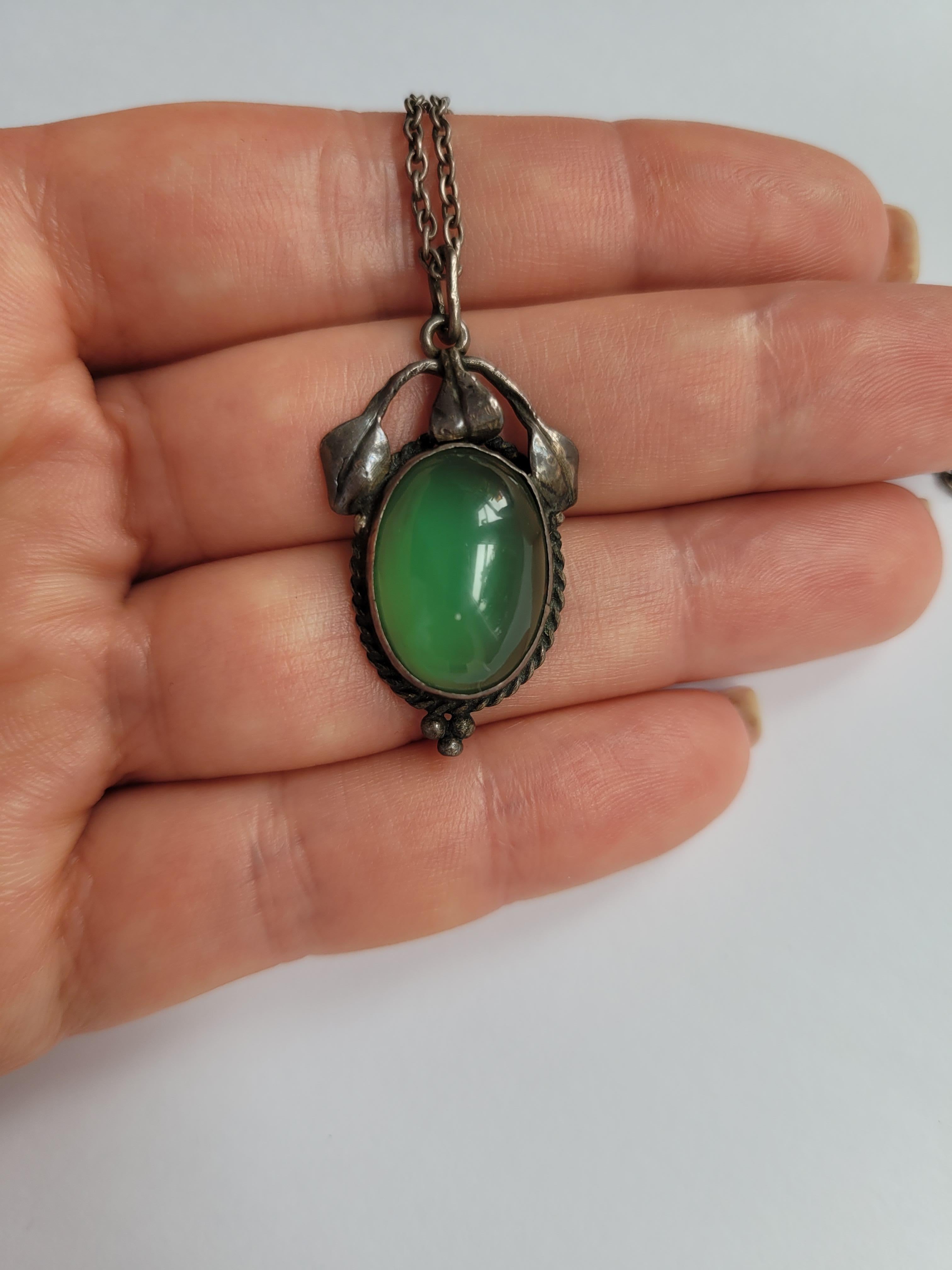 Cabochon Arts & Crafts c.1900s Green Chrysophrase Silver Pendant Necklace For Sale