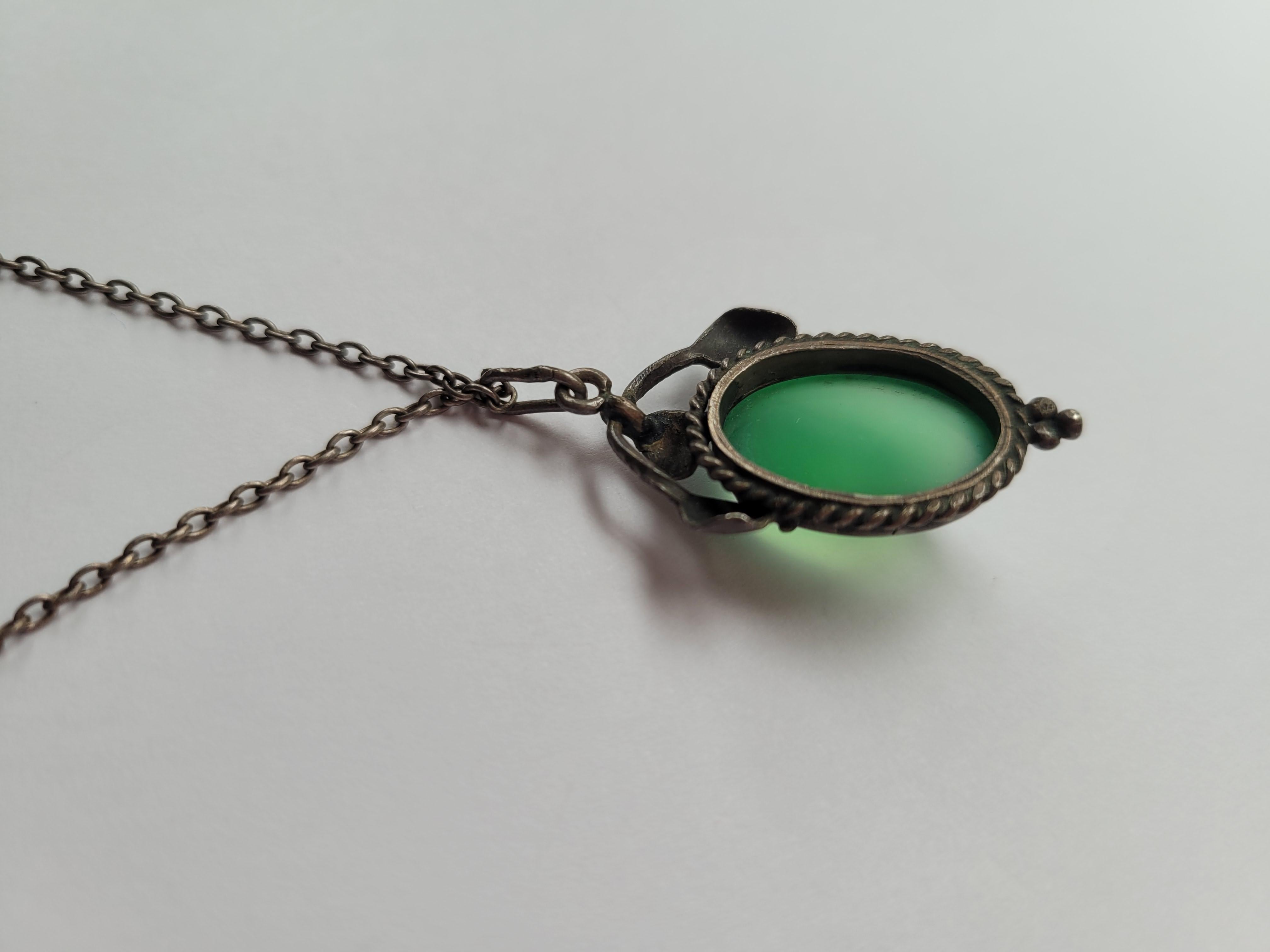 Arts & Crafts c.1900s Green Chrysophrase Silver Pendant Necklace In Good Condition For Sale In Boston, Lincolnshire