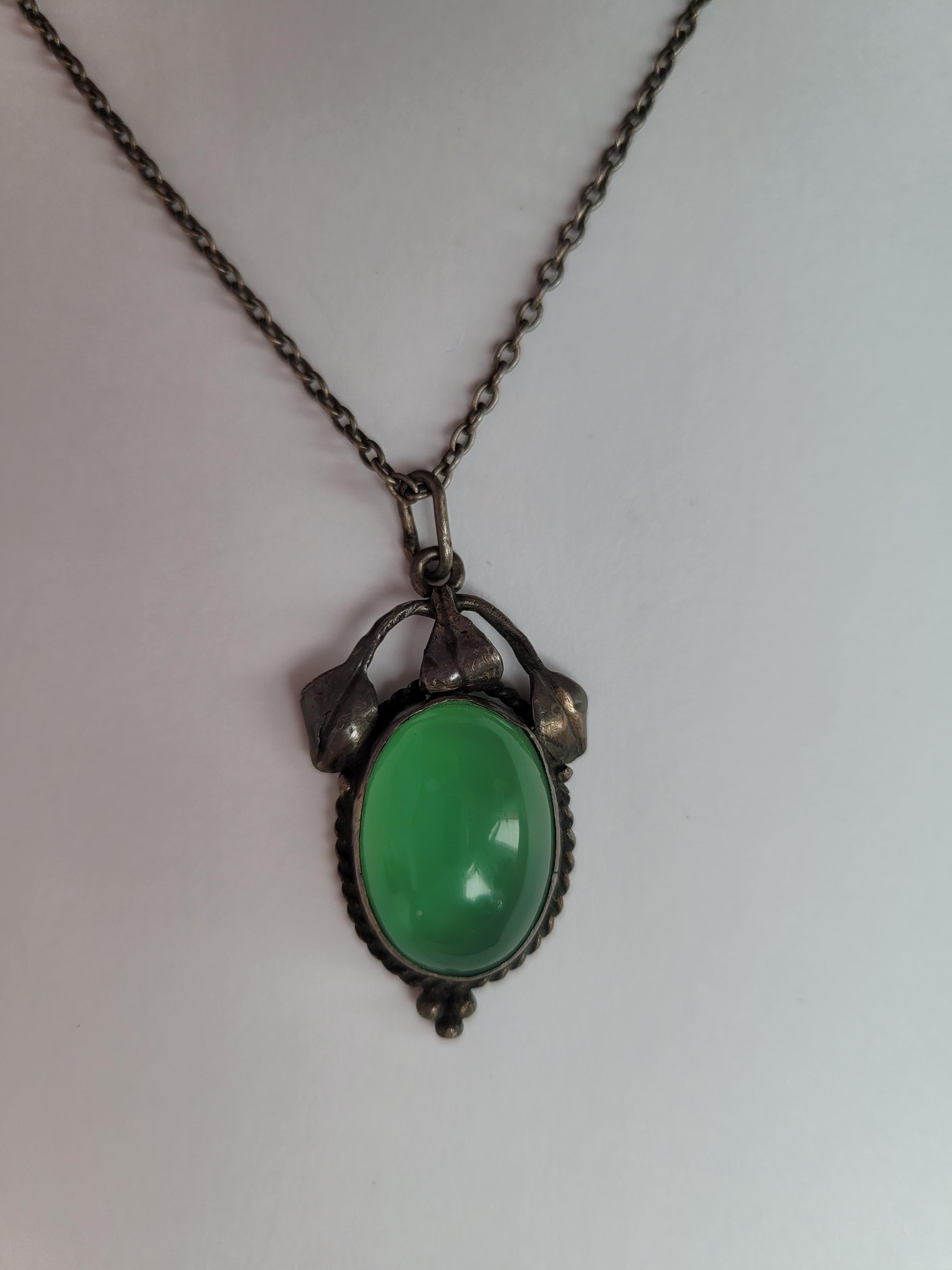 Arts & Crafts c.1900s Green Chrysophrase Silver Pendant Necklace For Sale 1
