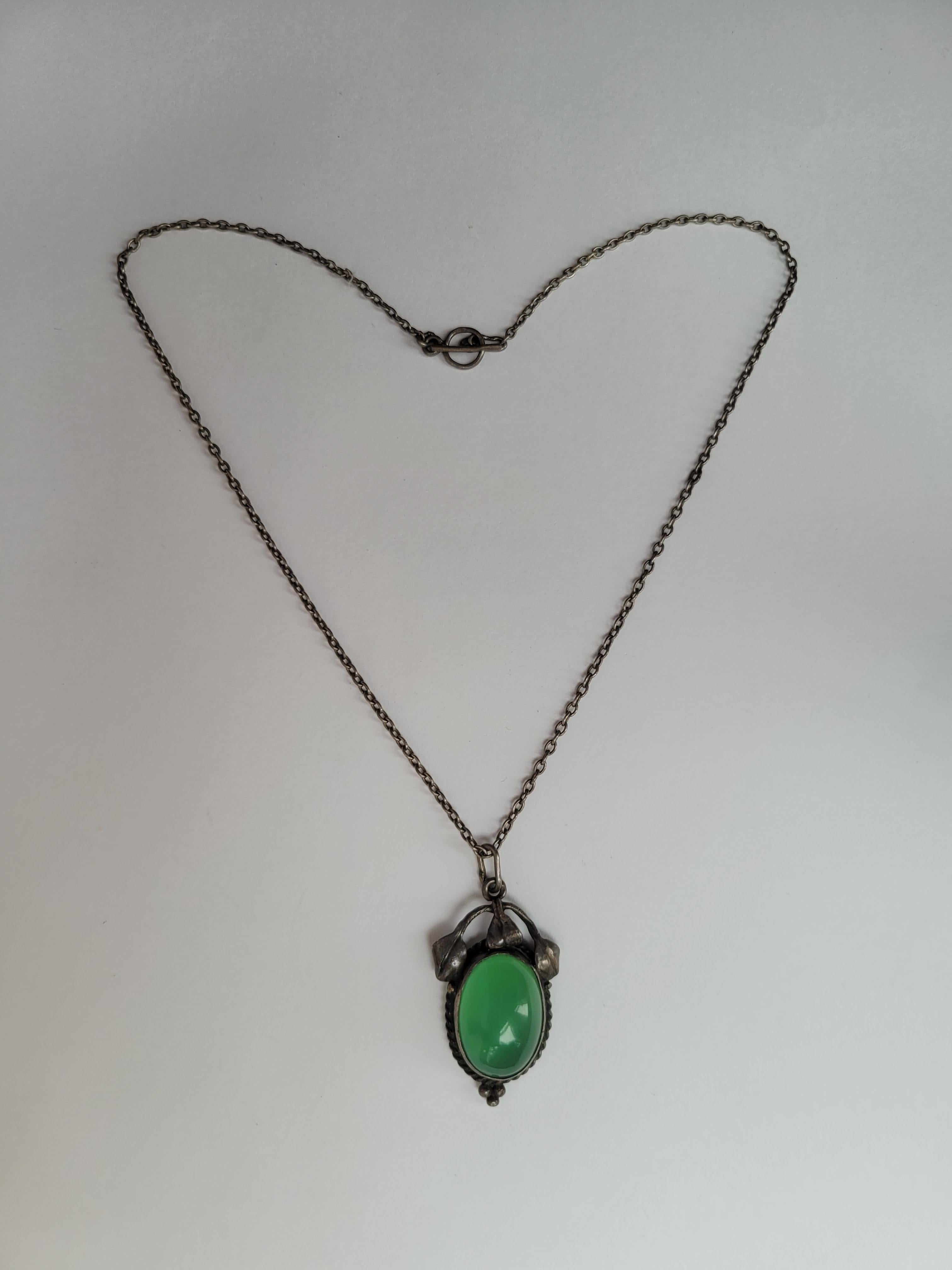 Arts & Crafts c.1900s Green Chrysophrase Silver Pendant Necklace For Sale 2