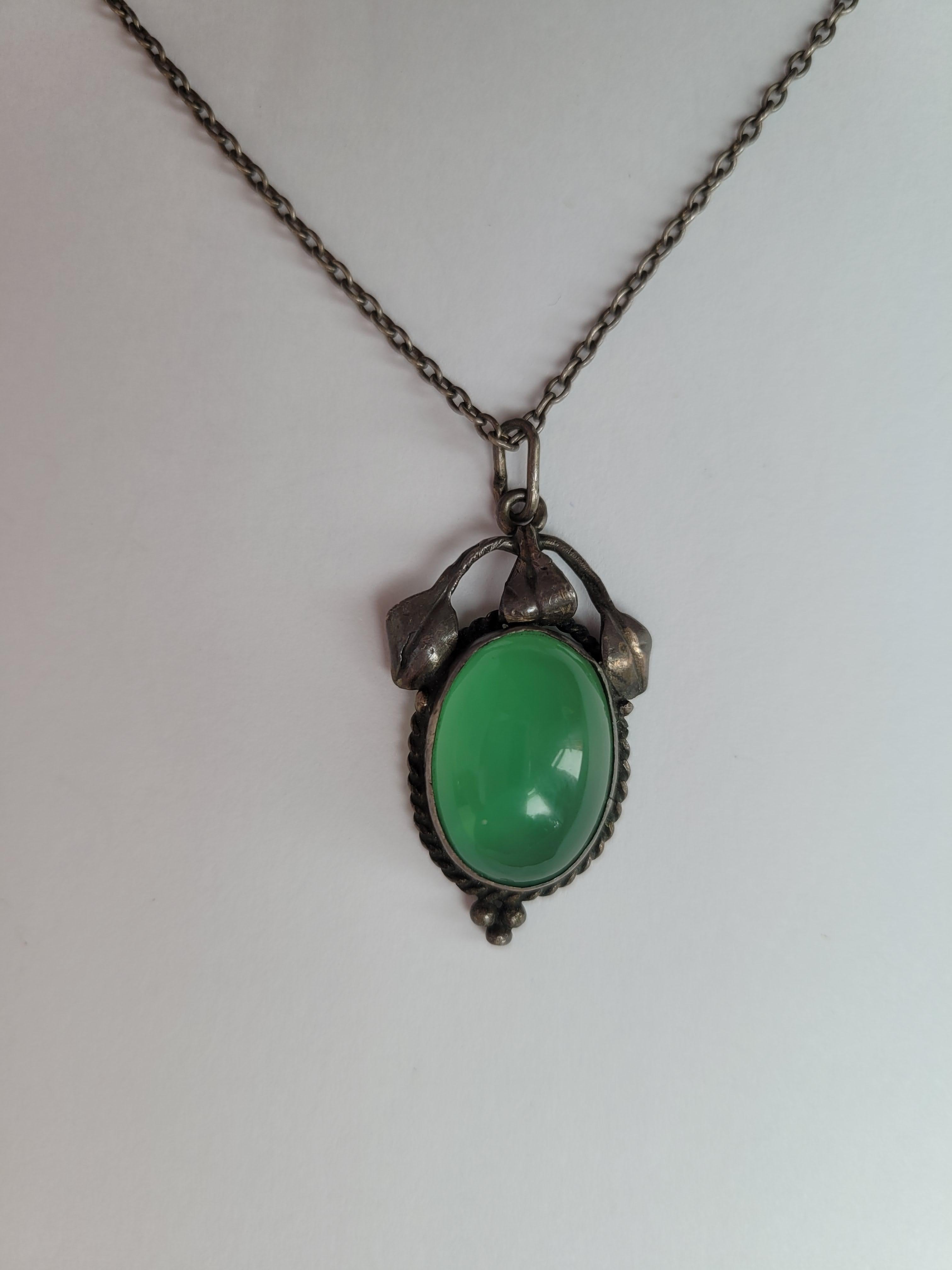 Arts & Crafts c.1900s Green Chrysophrase Silver Pendant Necklace For Sale 3