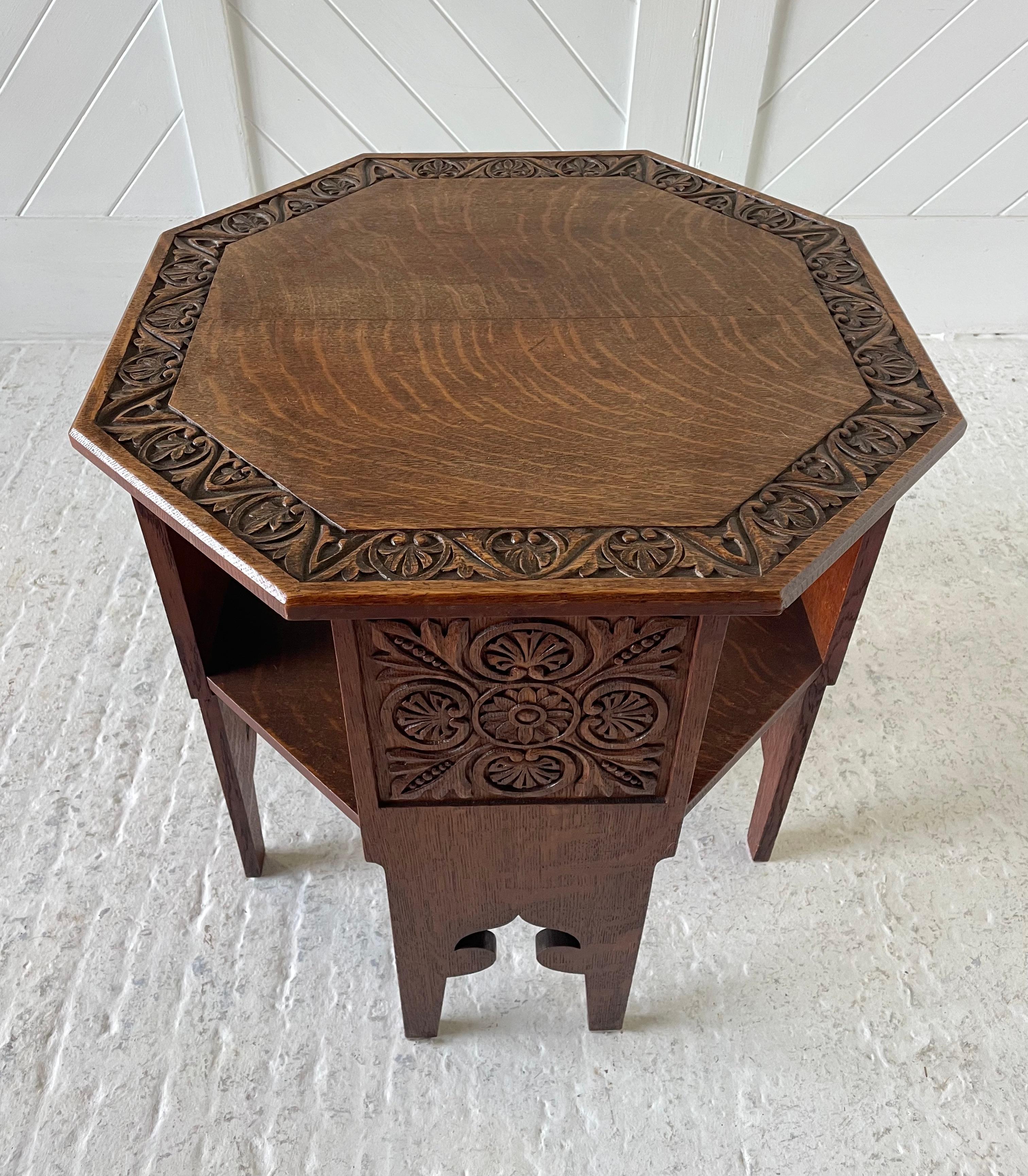 Tavolo da lettura Arts & Crafts in Oak

Piano ottagonale con dettagli in rovere intagliato

Alla maniera di Arthur Simpson

Scuola Lakeland

Circa 1905
