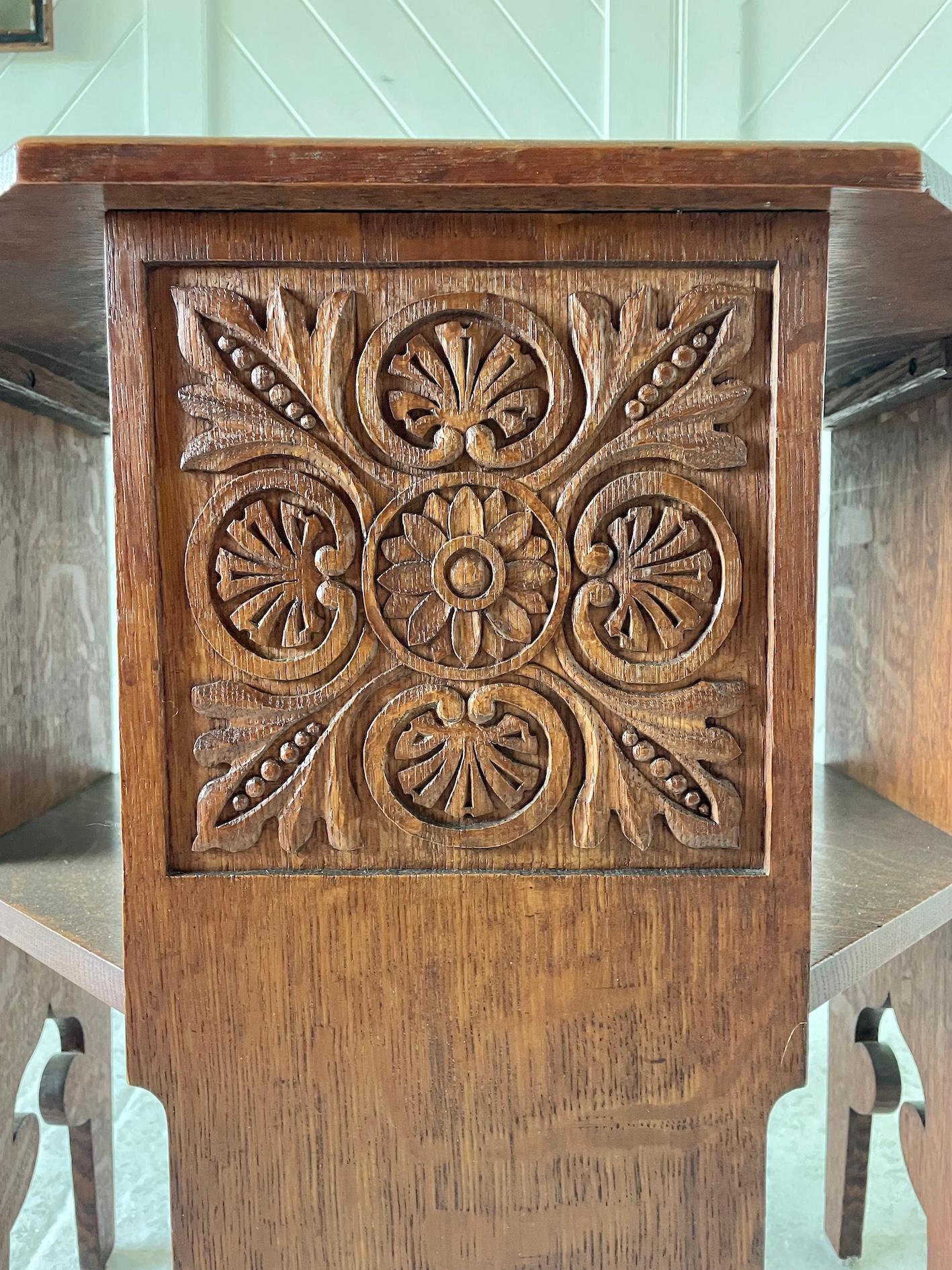 Arts and Crafts Tavolo per libri in Oak intagliato Art & Crafts in vendita