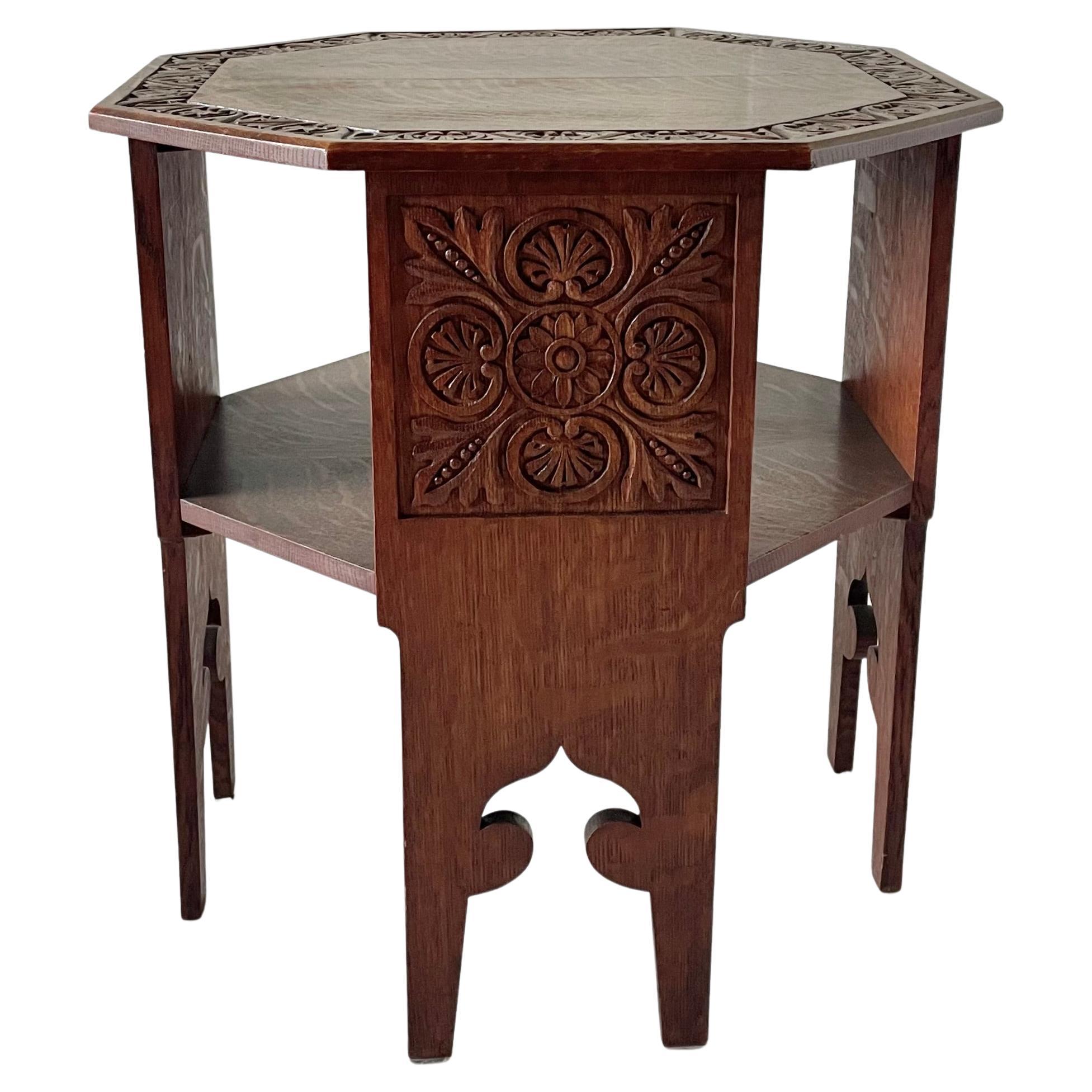 Arts & Crafts Carved Oak Büchertisch