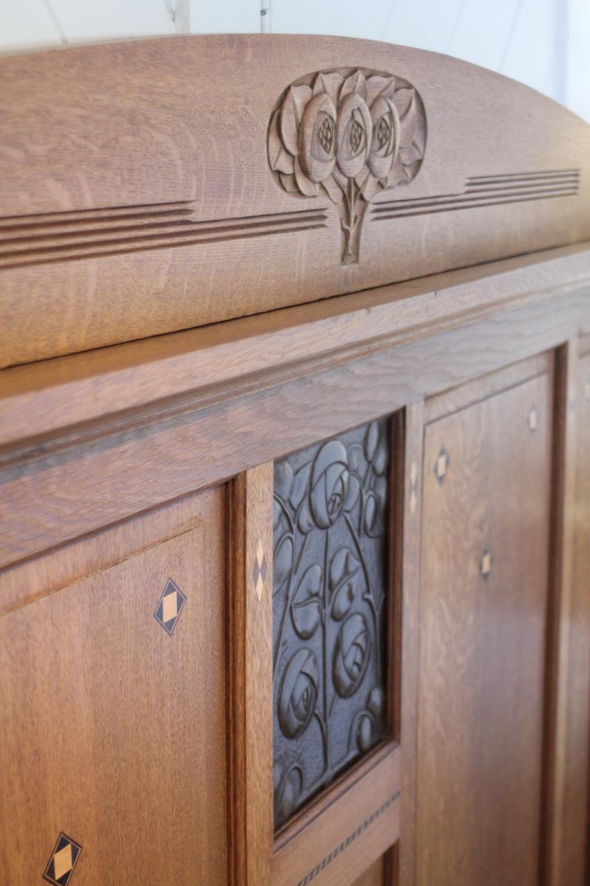 Arts and Crafts-Doppelbett aus geschnitzter Eiche mit dekorativen Messingtafeln im Zustand „Gut“ im Angebot in Petworth, GB