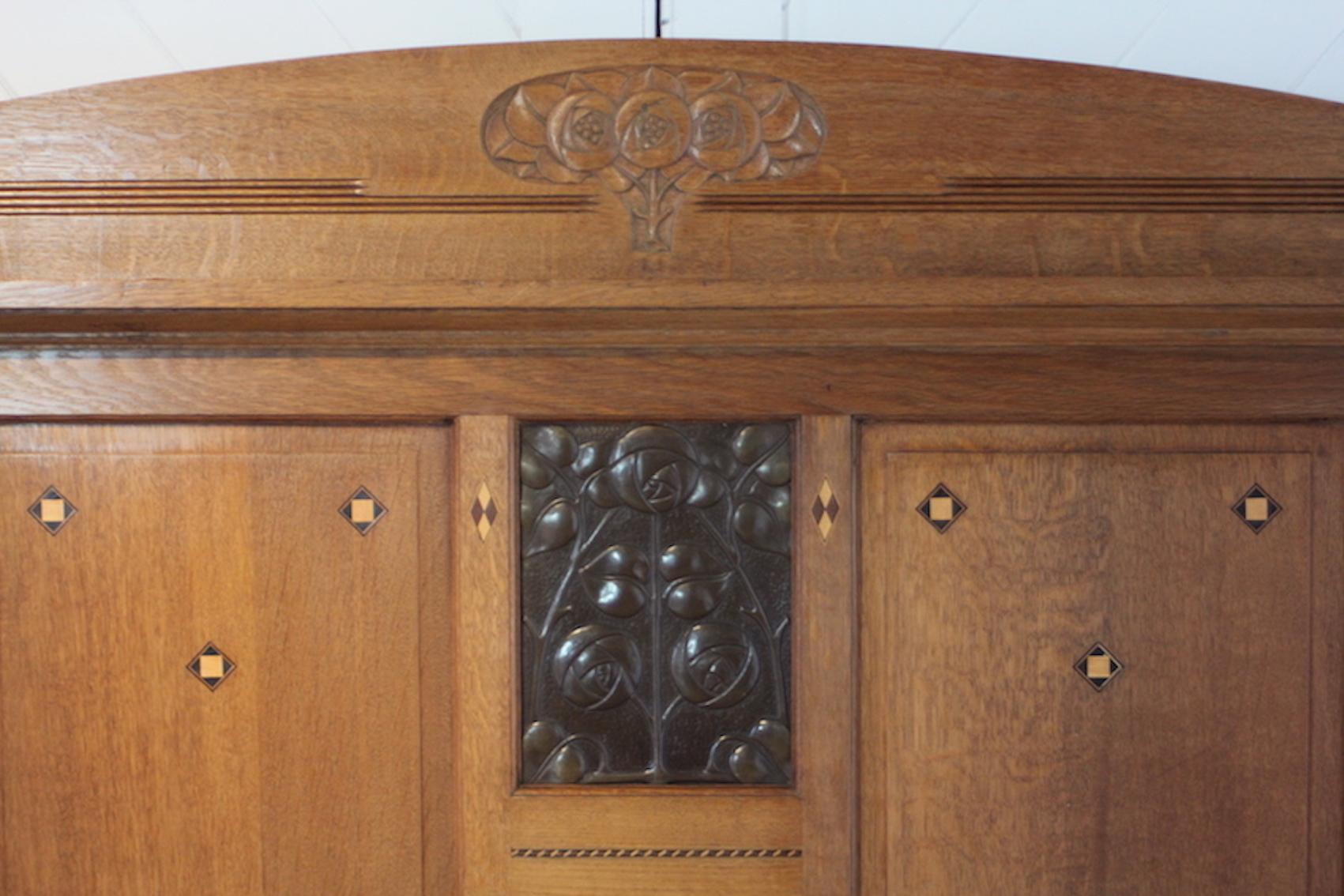 Arts and Crafts-Doppelbett aus geschnitzter Eiche mit dekorativen Messingtafeln im Angebot 1