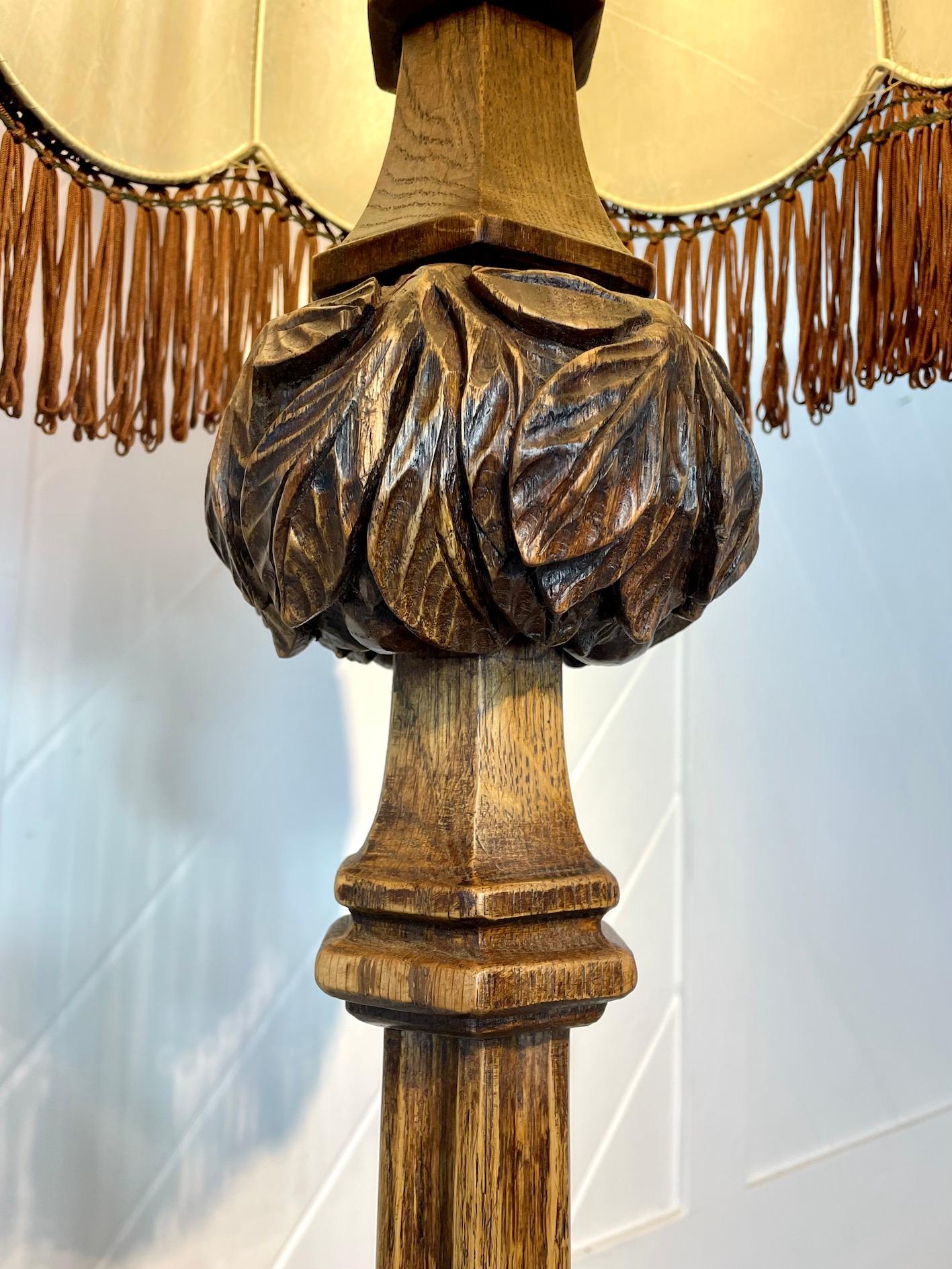 Arts and Crafts Standard-Lampe mit geschnitzter Eule (Eichenholz) im Angebot