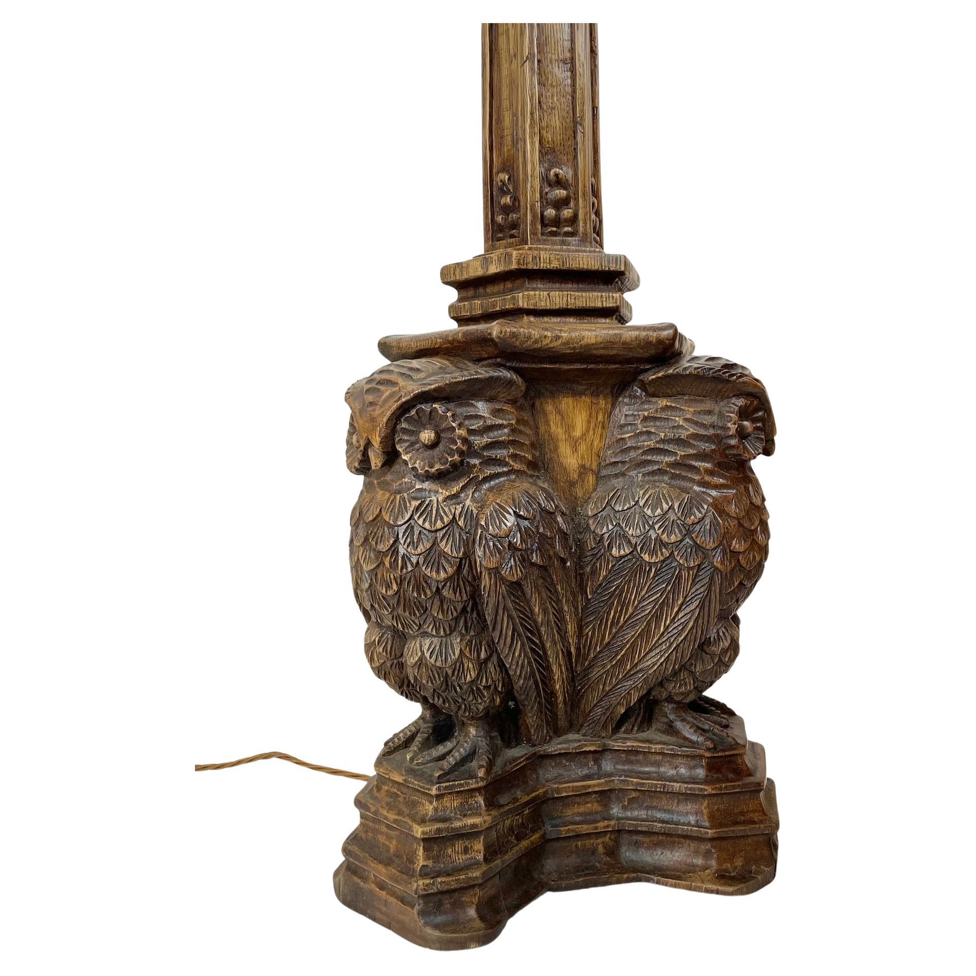 Arts and Crafts Außergewöhnliche Standard-Lampe in Form von drei geschnitzten Eulen