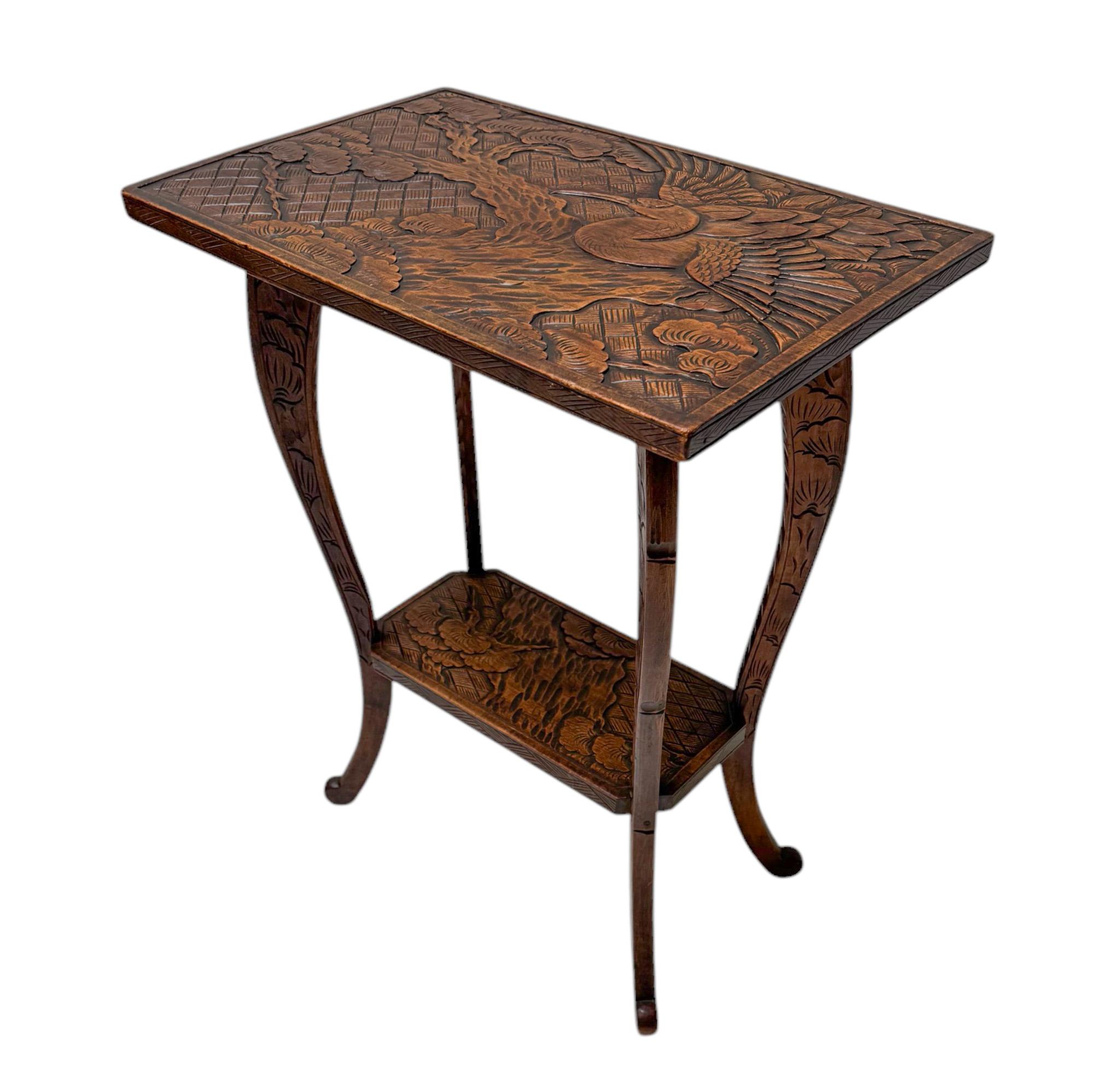 Atemberaubend eleganter, geschnitzter Beistelltisch im Arts & Crafts-Stil.
Wiederverkauft von Liberty of London.
Auffälliges englisches Design aus den 1900er Jahren.
Geschnitzter Sockel aus Obstholz mit original geschnitztem Deckel mit Baum- und