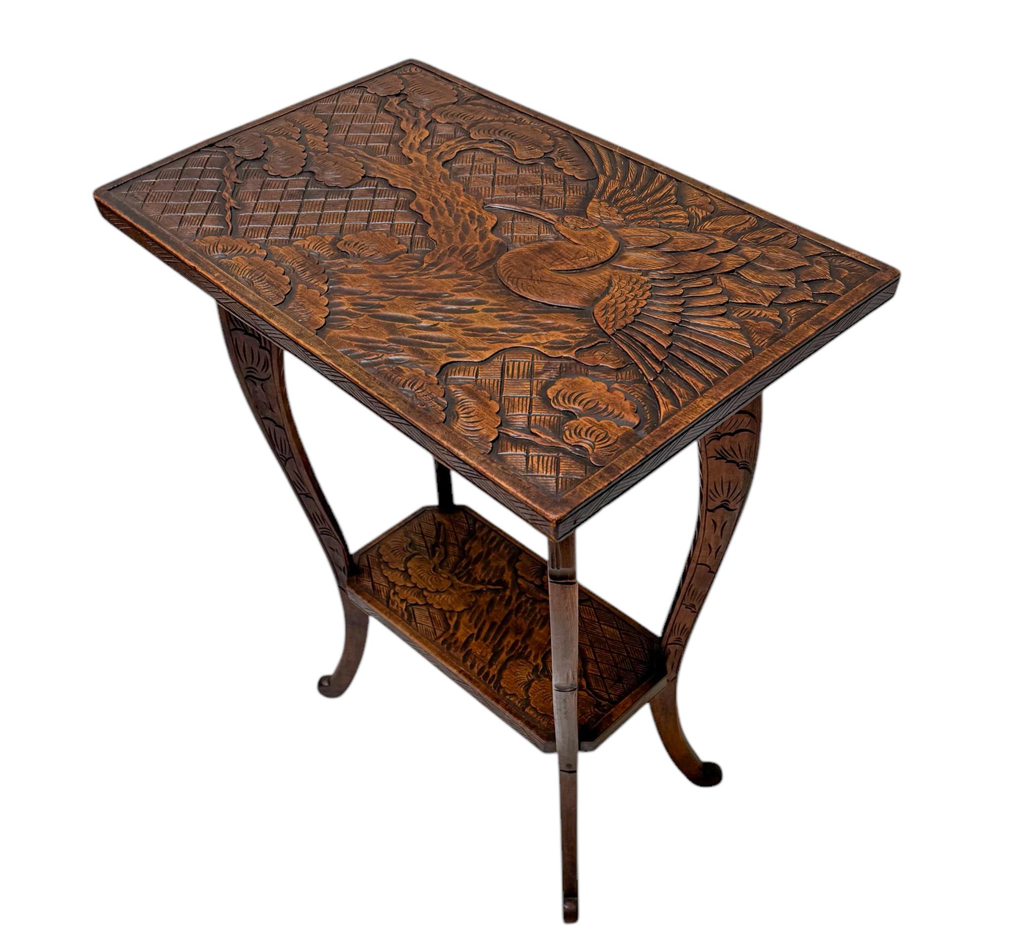 Geschnitzter Arts and Crafts-Beistelltisch von Liberty of London, 1905 (Britisch) im Angebot