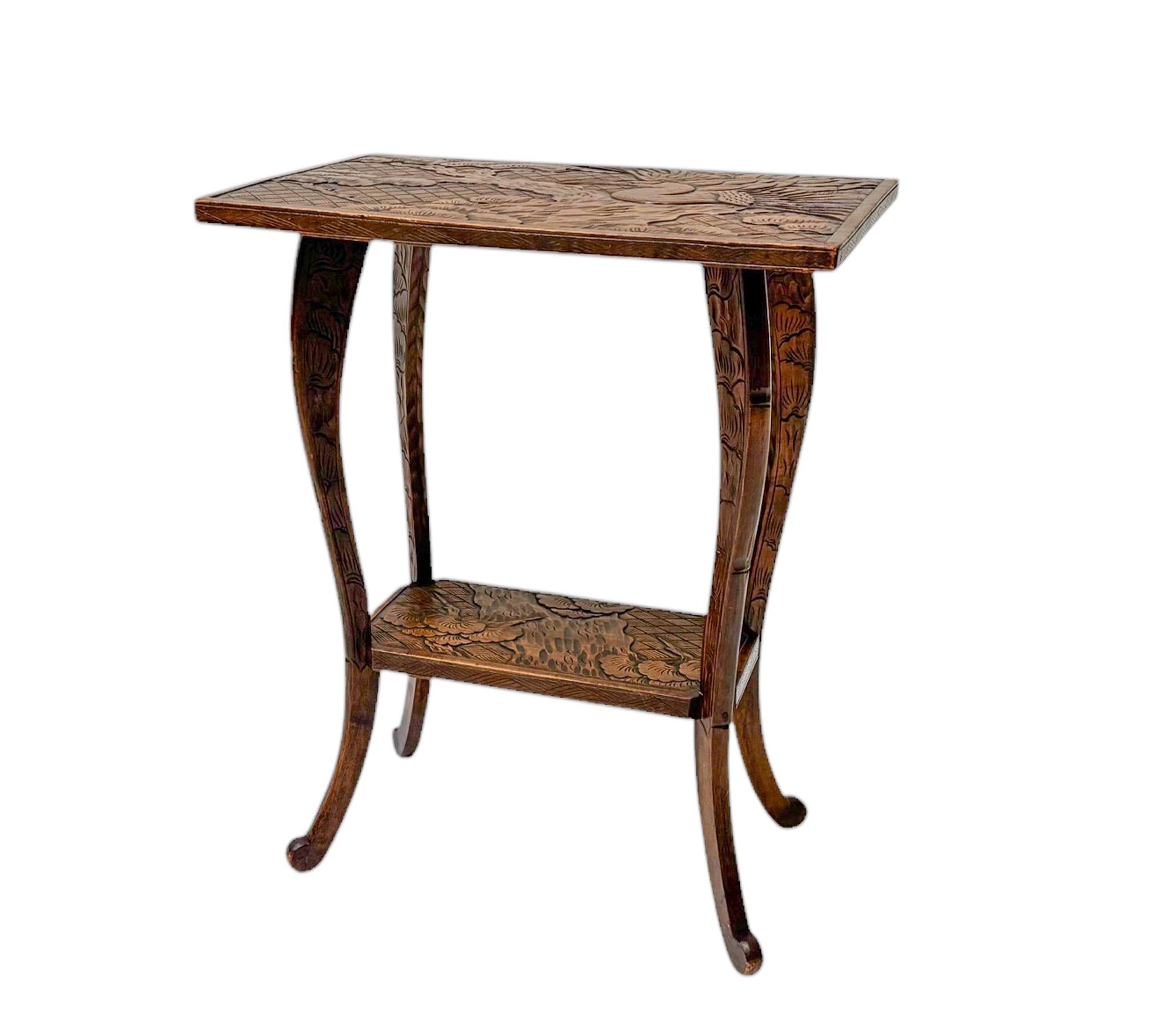 Geschnitzter Arts and Crafts-Beistelltisch von Liberty of London, 1905 im Zustand „Gut“ im Angebot in Amsterdam, NL