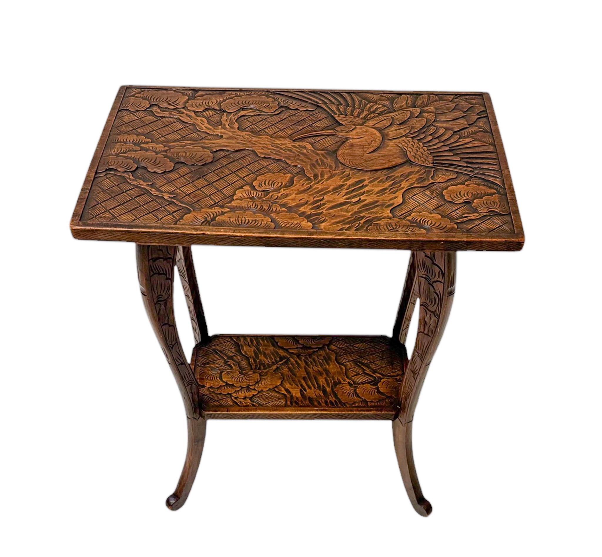 Geschnitzter Arts and Crafts-Beistelltisch von Liberty of London, 1905 (Frühes 20. Jahrhundert) im Angebot