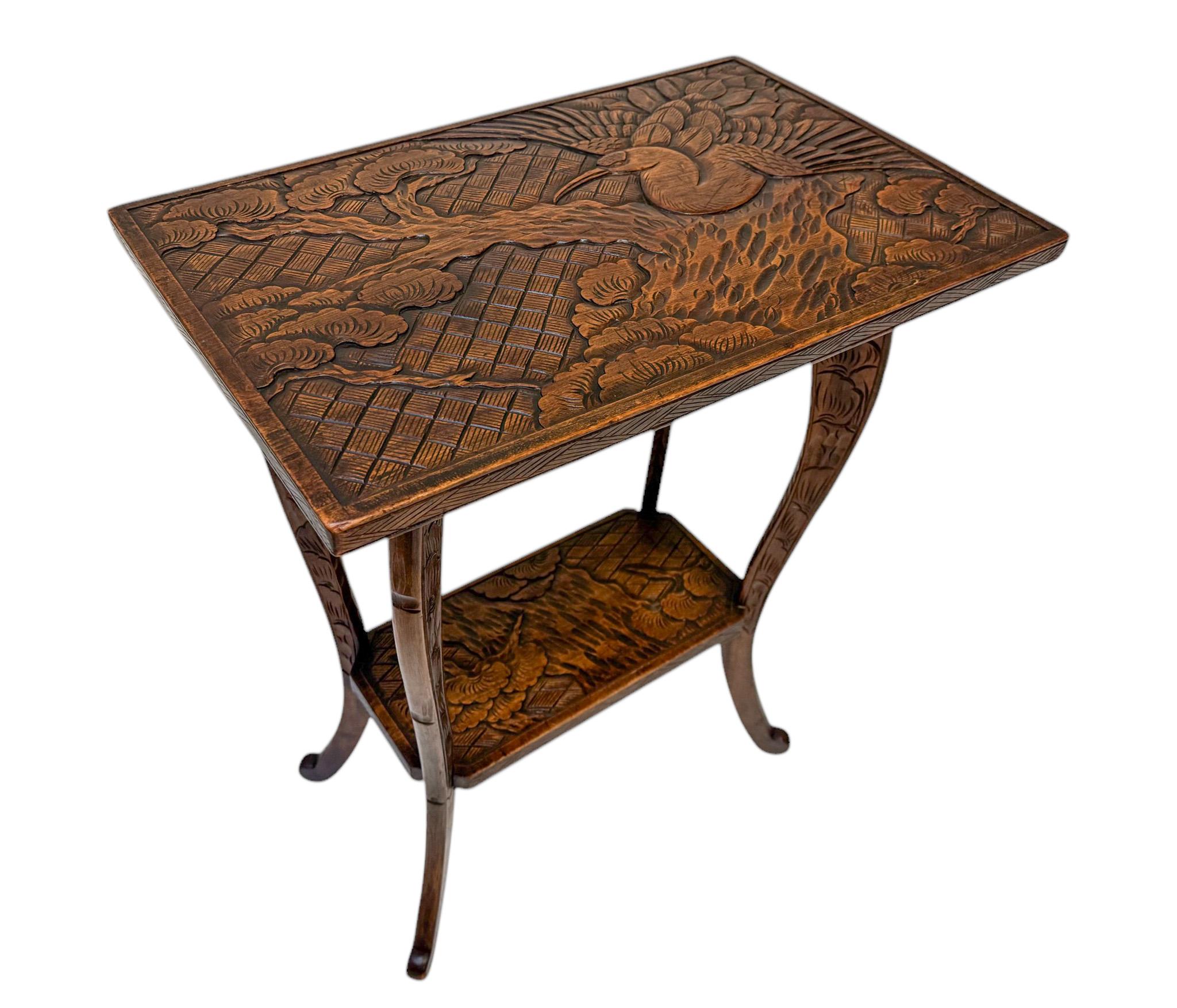 Geschnitzter Arts and Crafts-Beistelltisch von Liberty of London, 1905 (Obstholz) im Angebot