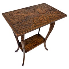 Mesa auxiliar tallada Arts & Crafts de Liberty of London, 1905
