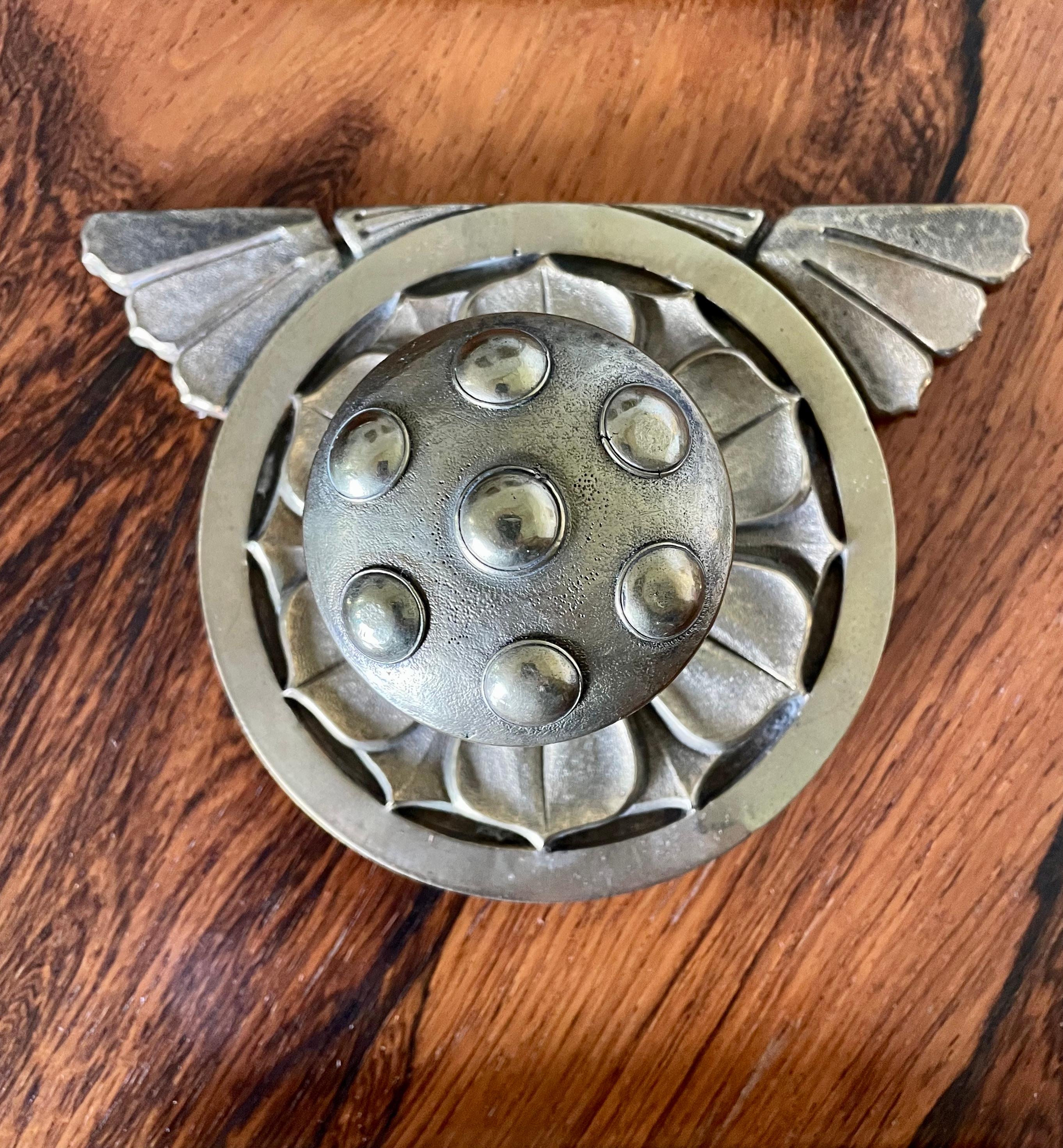 Arts and Crafts four cast brass door knobs and back plates, with circular knob with 7 raised buttons with tapering fluted stems into stylised leaf pattern back plates. Together with simple rectangular finger plates with pierced gothic detail.