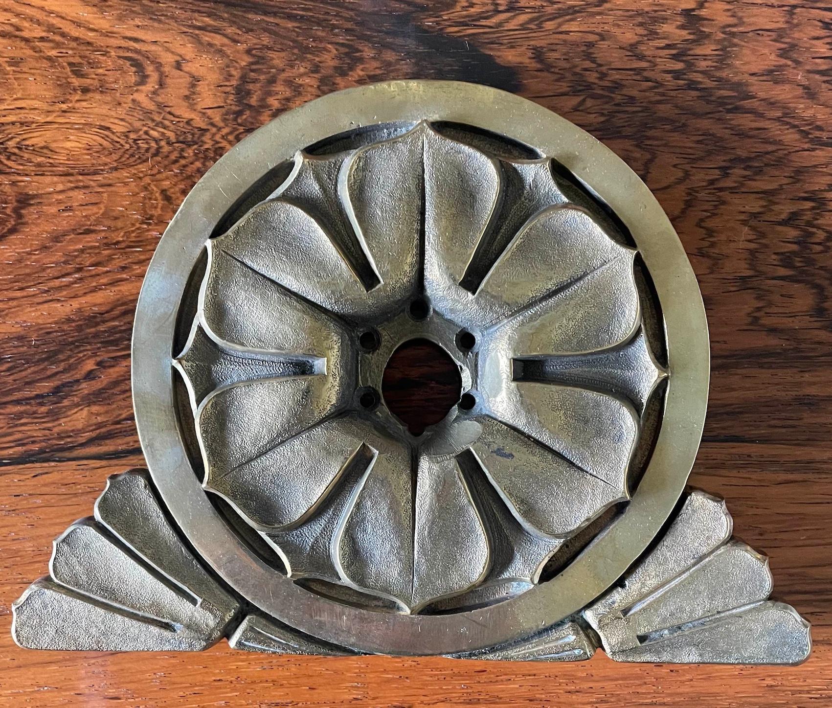 Arts & Crafts Cast Brass Door Knobs and Back Plates In Good Condition For Sale In Petworth, GB