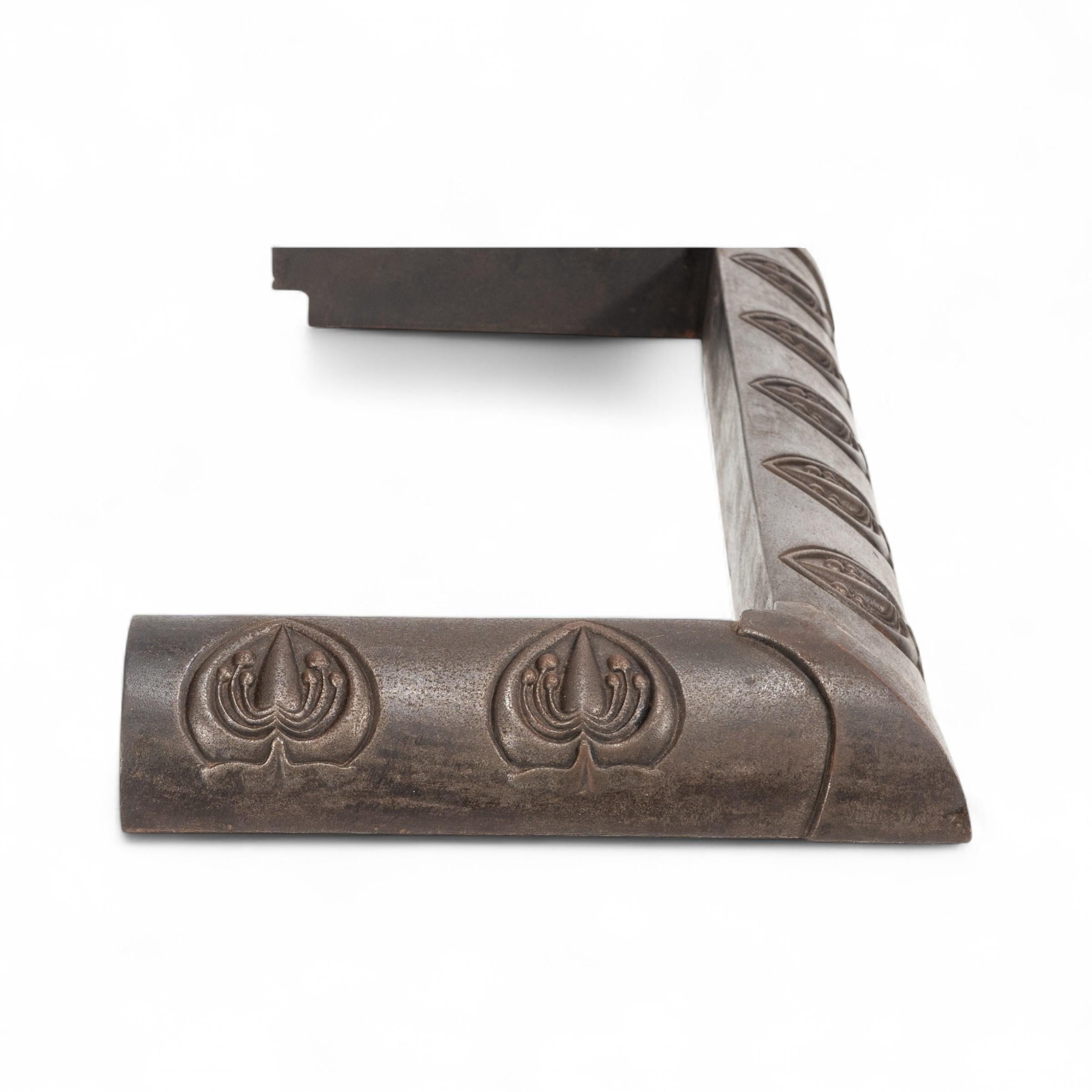 Defensa de hierro fundido Arts & Crafts con vainas de semillas y cabezas de flores siglo XX en venta