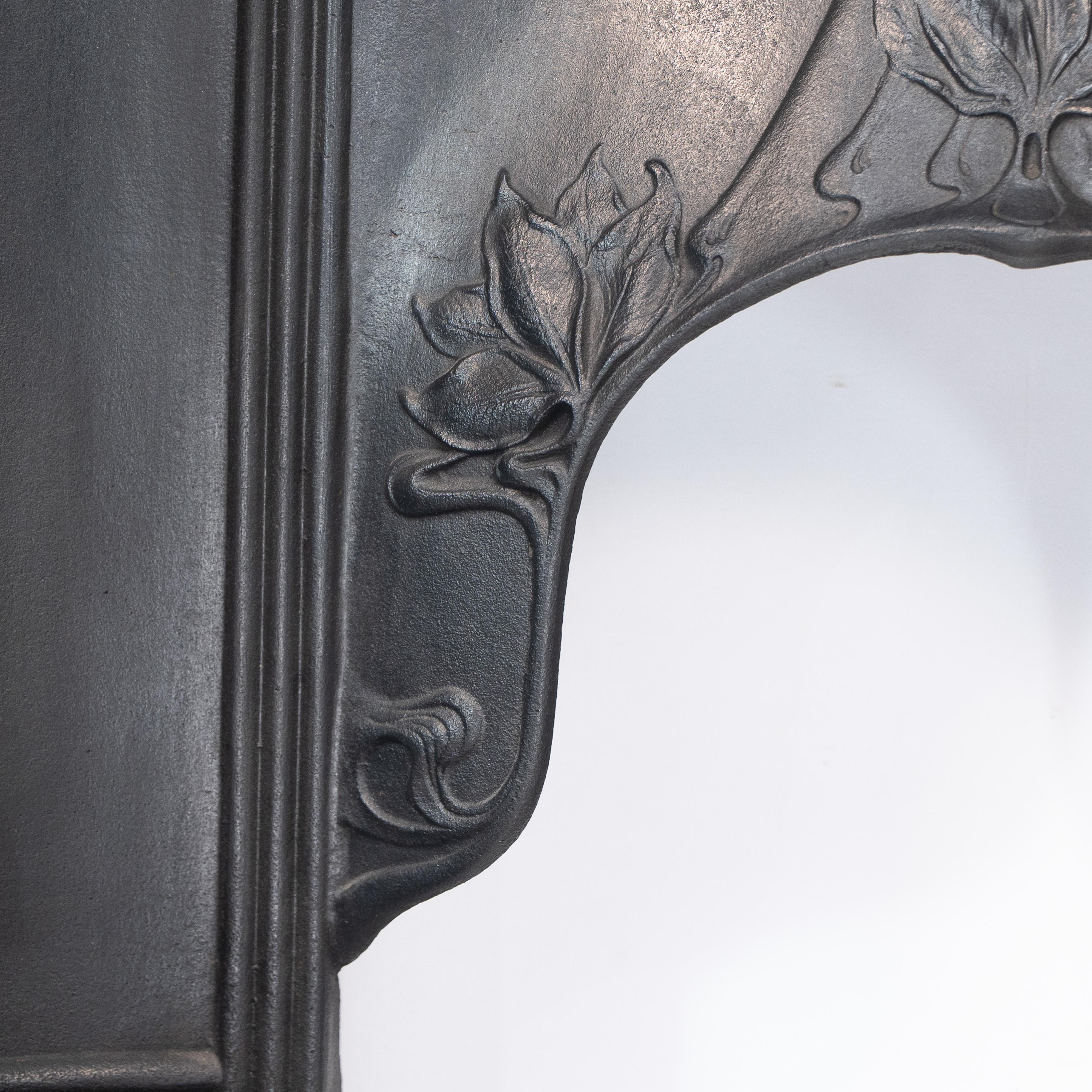 Arts & Crafts cast iron fireplace with curved sides & stylized floral decoration For Sale 2