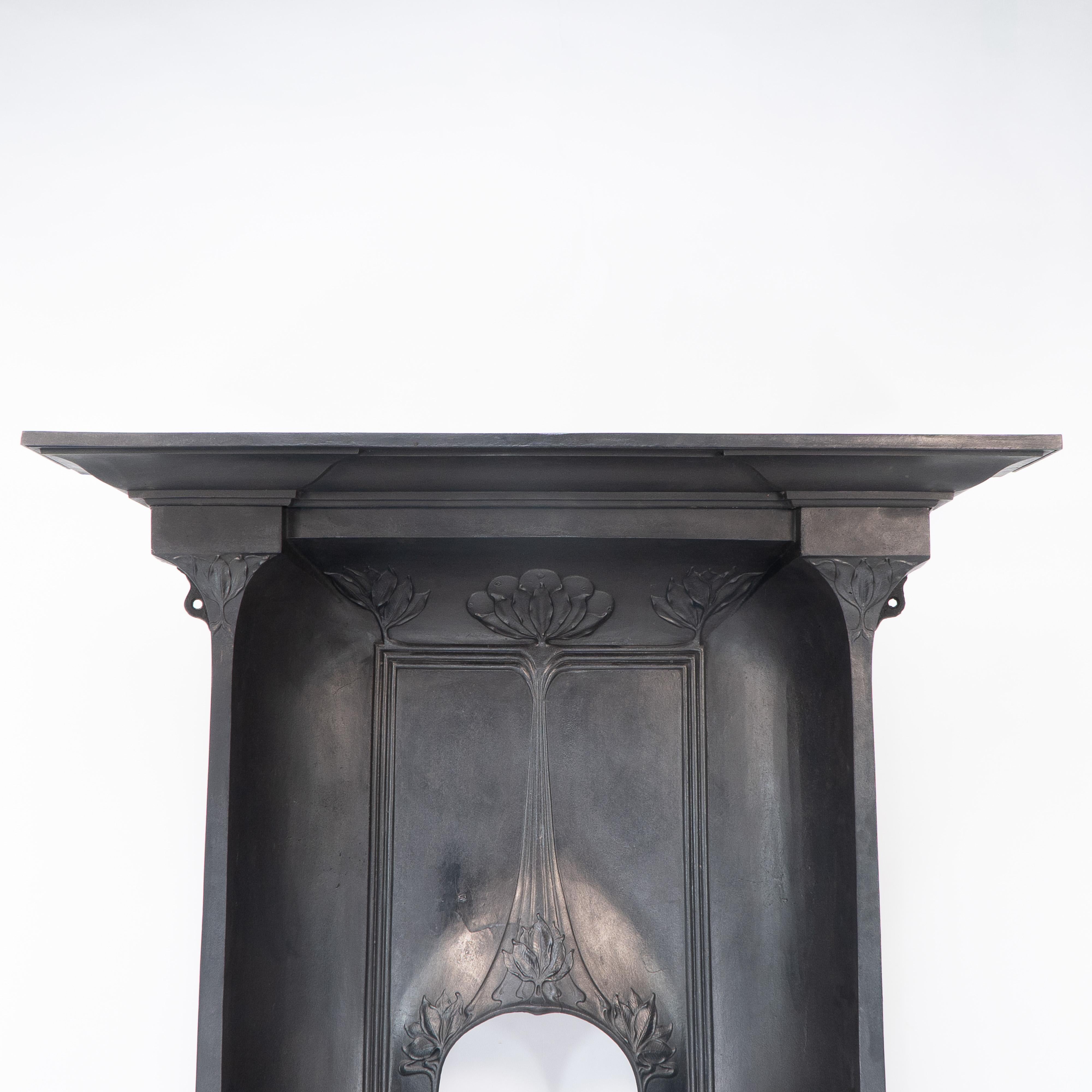 Arts & Crafts cast iron fireplace with curved sides & stylized floral decoration In Good Condition For Sale In London, GB