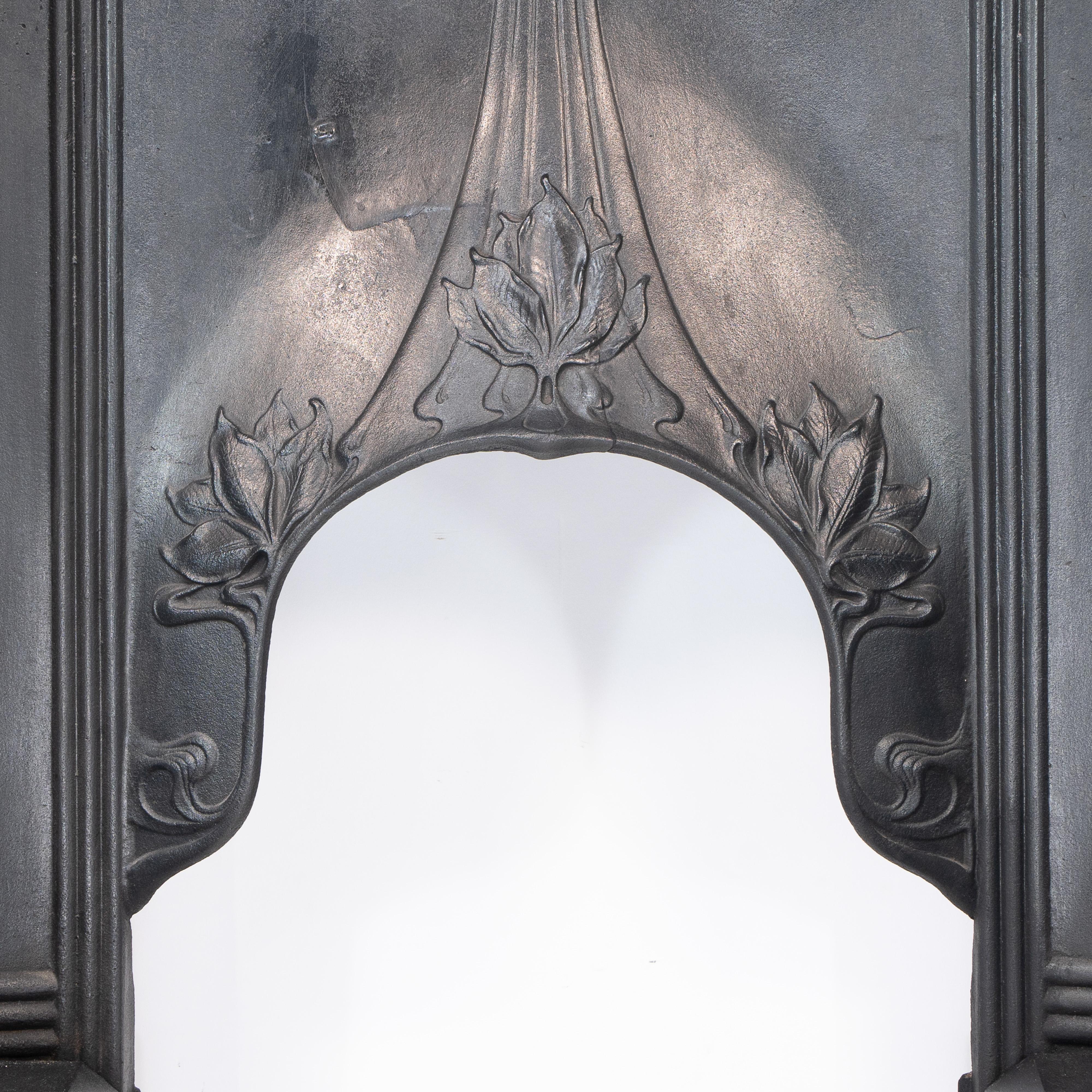 Début du 20ème siècle Cheminée Arts & Crafts avec côtés incurvés et décoration florale stylisée en vente