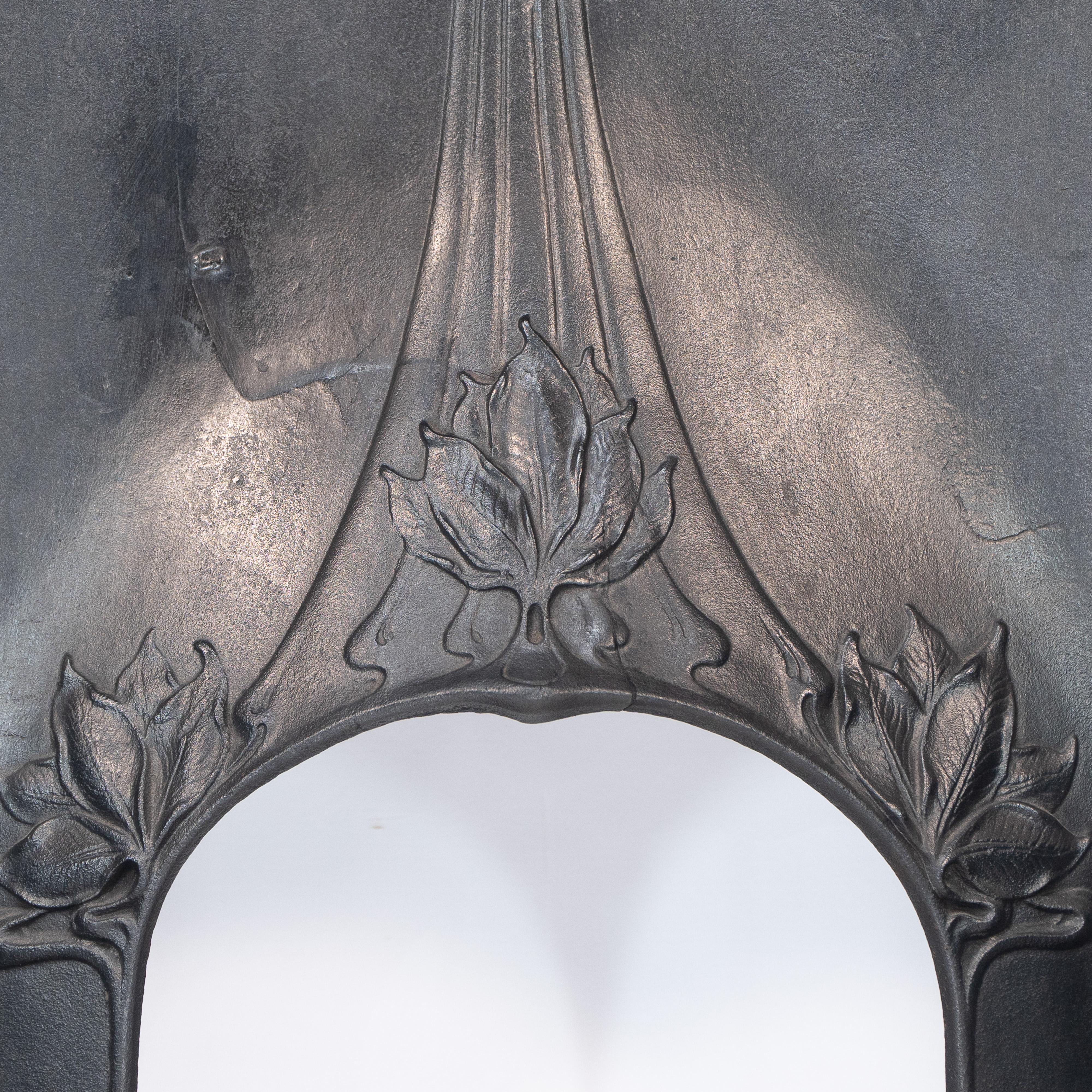 Arts & Crafts cast iron fireplace with curved sides & stylized floral decoration For Sale 1