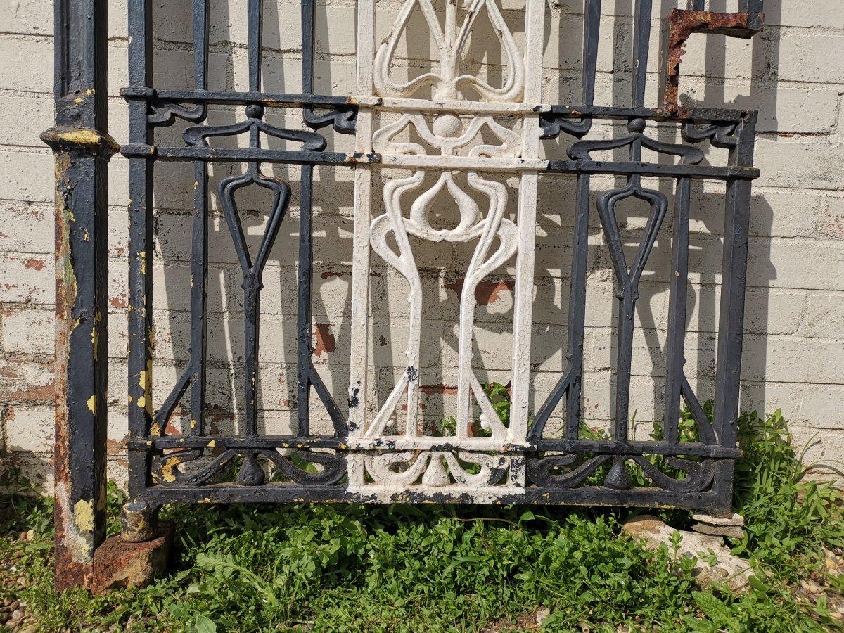 Arts & Crafts Cast Iron Gate with its Original Side Post All with Floral Details For Sale 3
