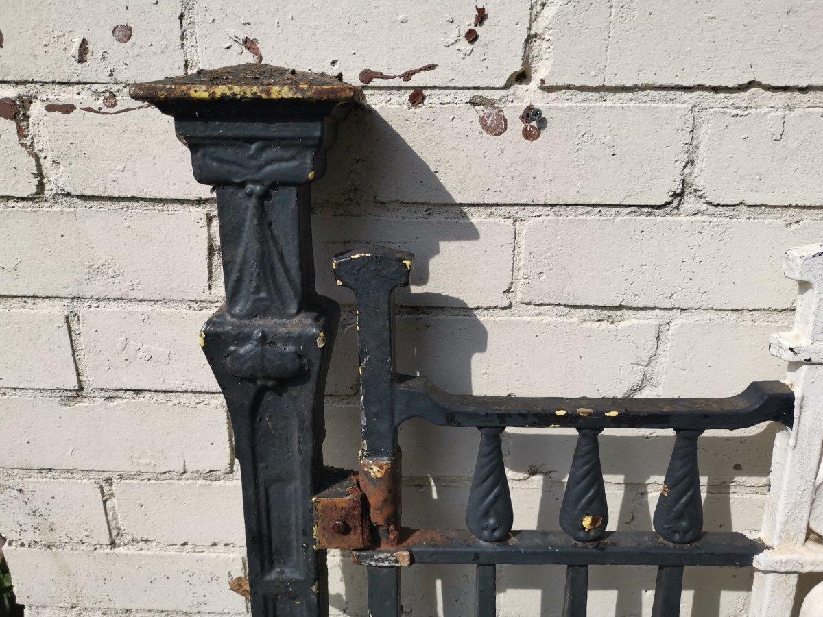 Arts & Crafts Cast Iron Gate with its Original Side Post All with Floral Details For Sale 4