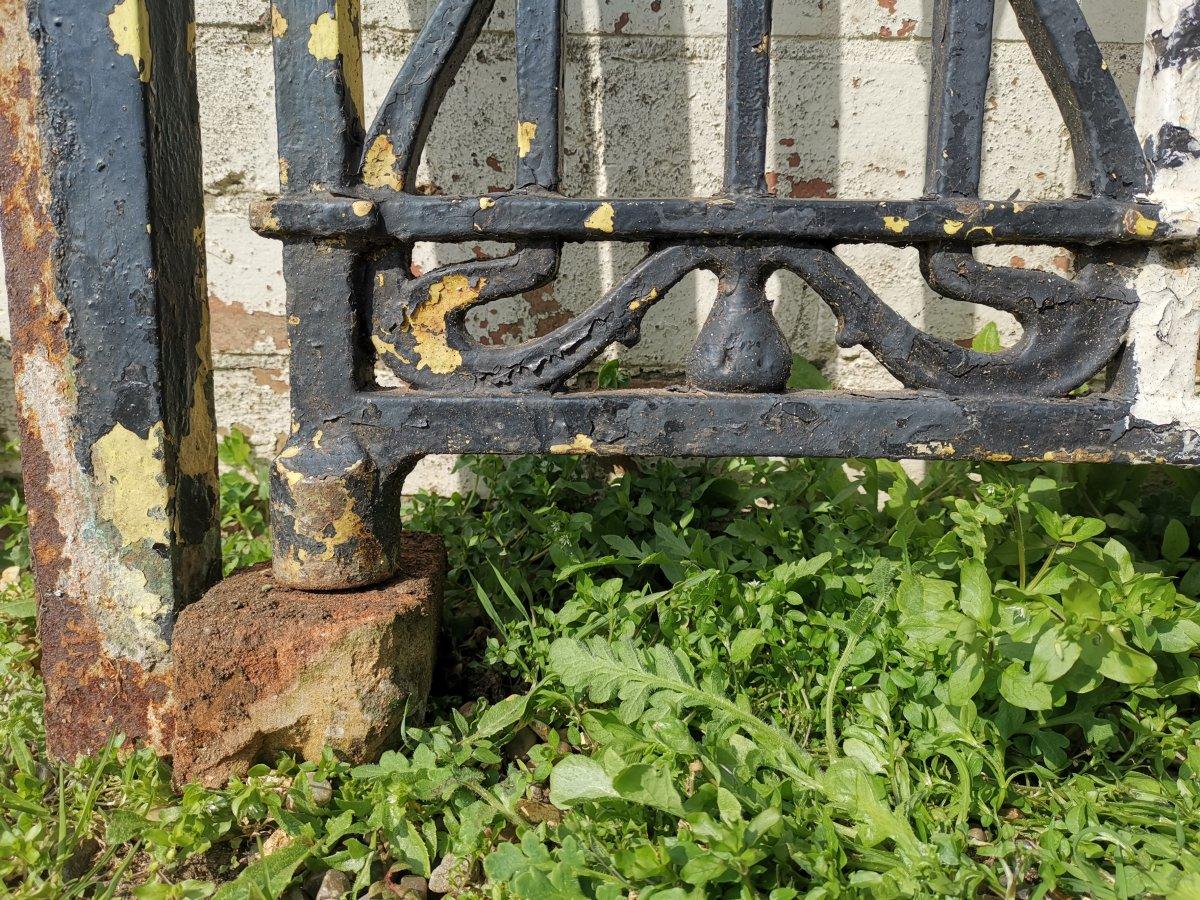 Arts & Crafts Cast Iron Gate with its Original Side Post All with Floral Details For Sale 7
