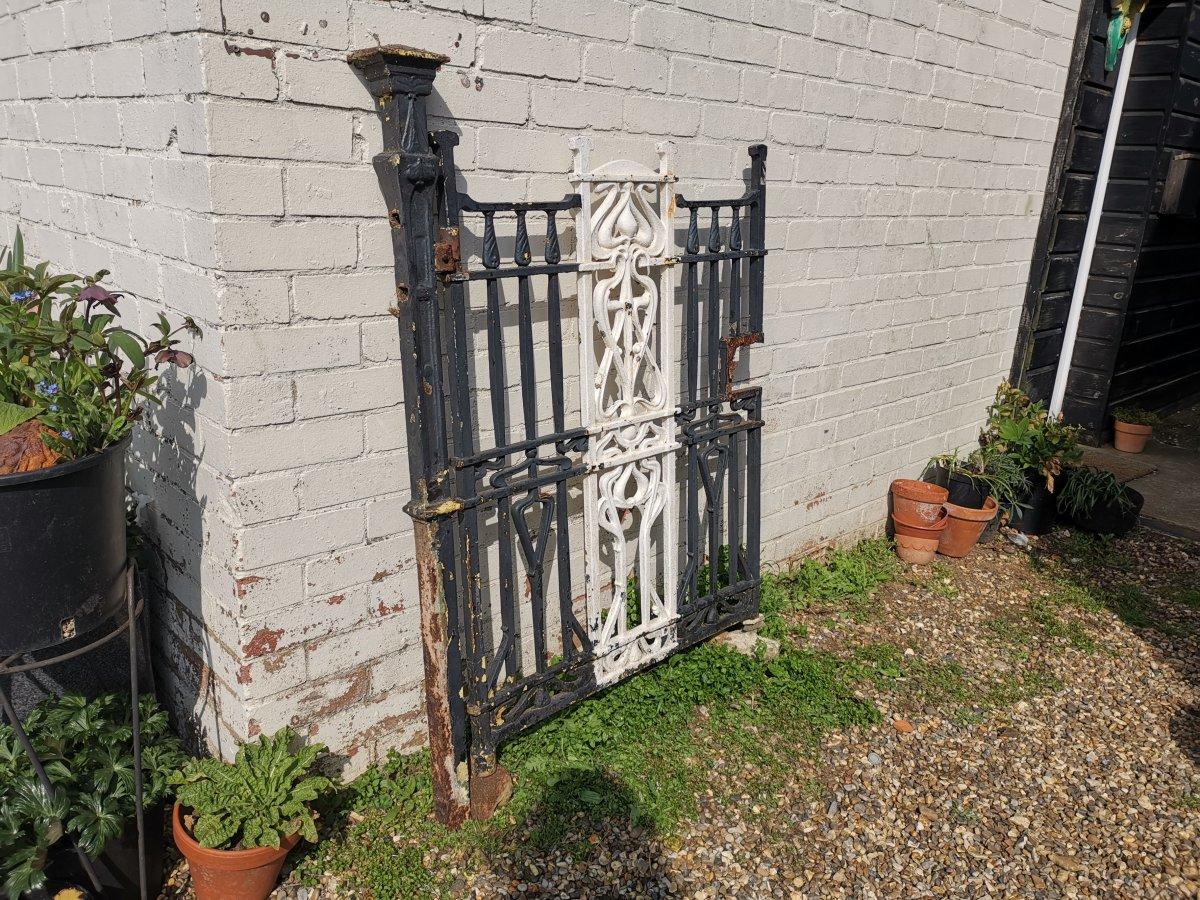 An Arts & Crafts cast iron gate with it's original side post and stylised floral details throughout. Once restored the fine definition of detail will be there to see more.

Measurements: 
H - 52 inches
W Post cap - 3.75 inches
W Post body - 1.6