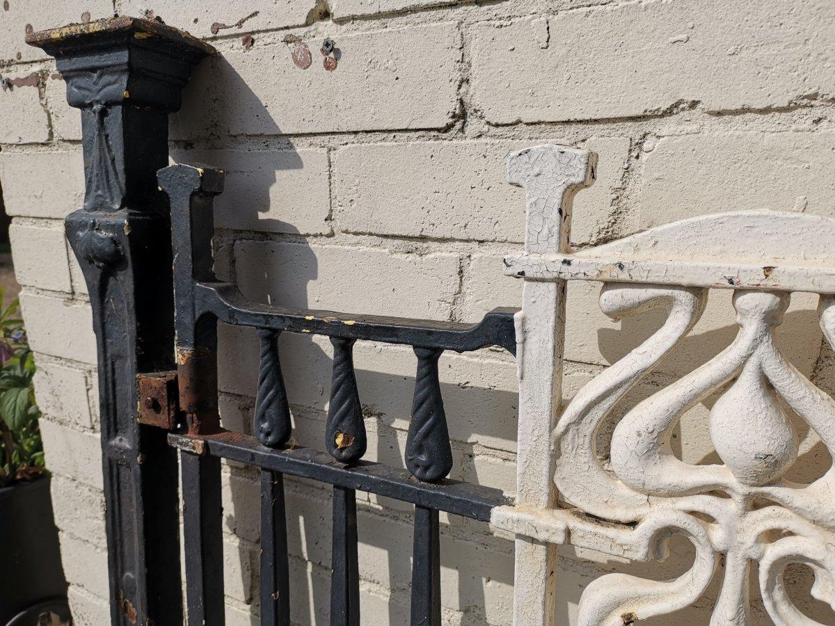 Arts & Crafts Cast Iron Gate with its Original Side Post All with Floral Details In Good Condition For Sale In London, GB