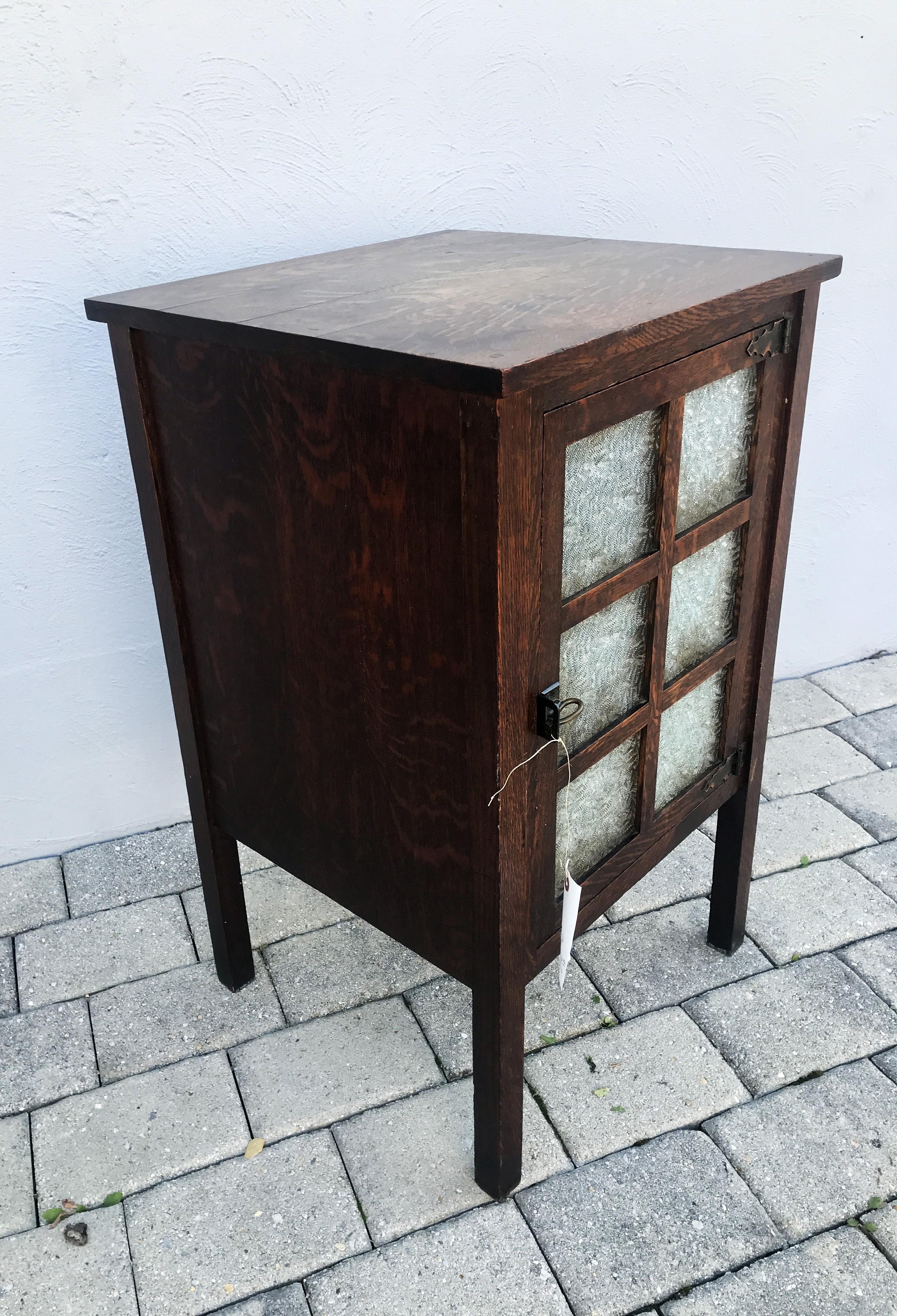 Petit meuble de rangement C&C de « Grand Rapids Furniture Company » Stickley époque  W7551 en vente 3