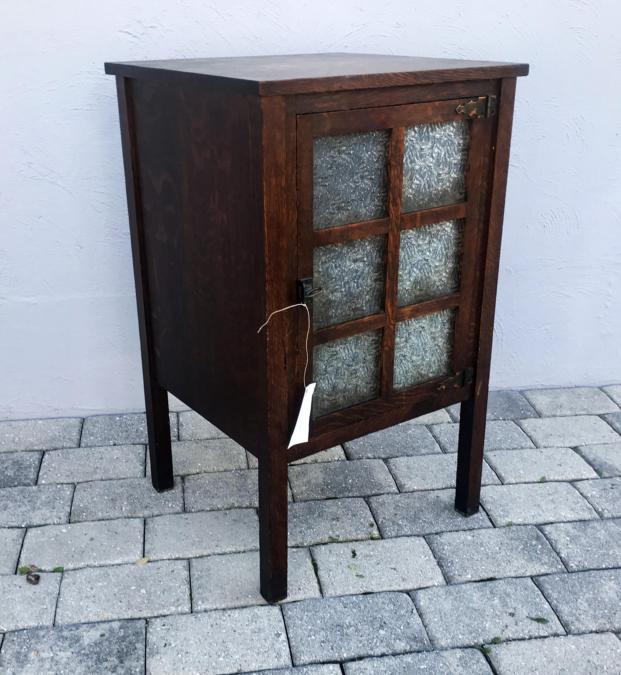 Petit meuble de rangement C&C de « Grand Rapids Furniture Company » Stickley époque  W7551 en vente 4