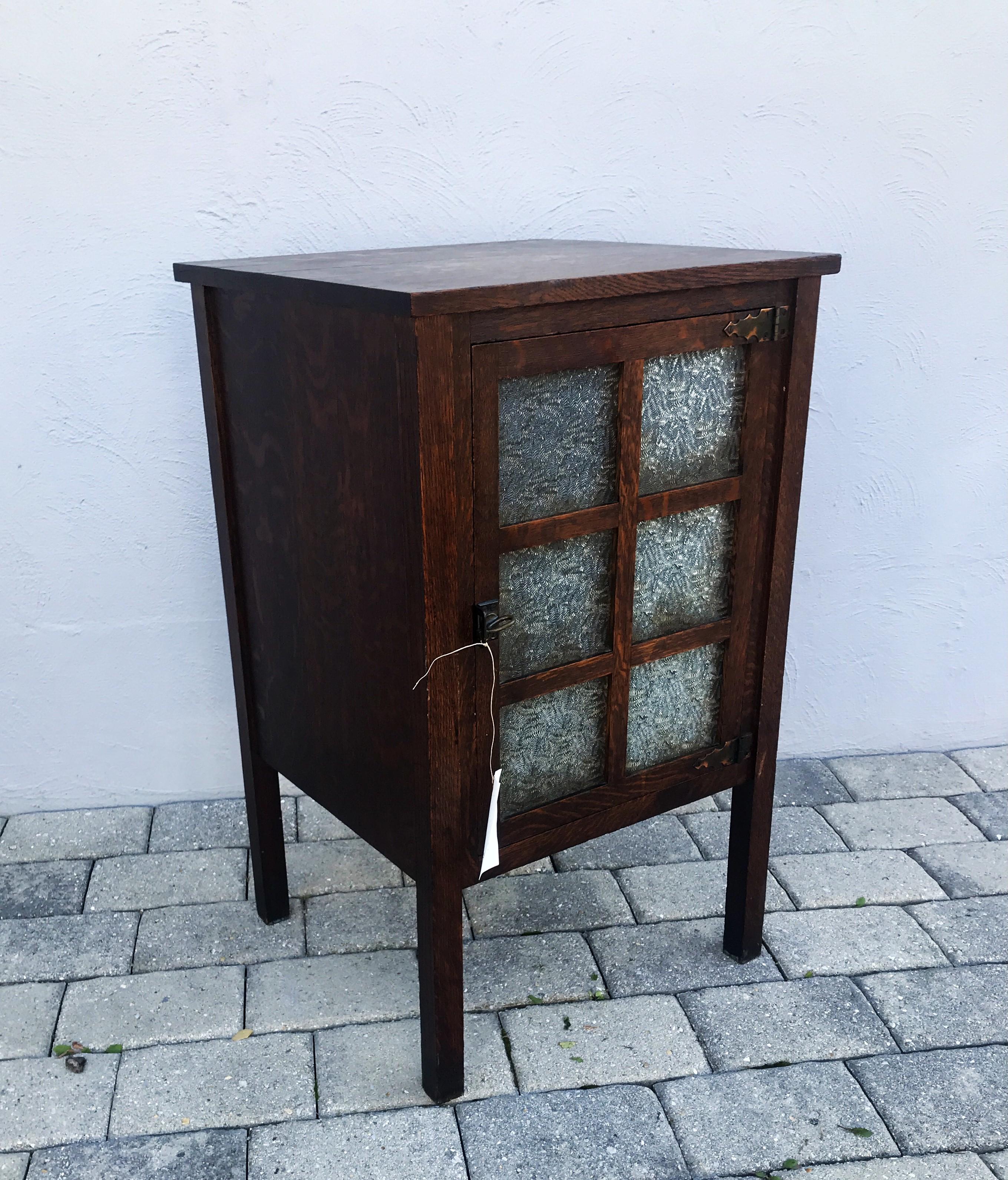 Petit meuble de rangement C&C de « Grand Rapids Furniture Company » Stickley époque  W7551 en vente 5