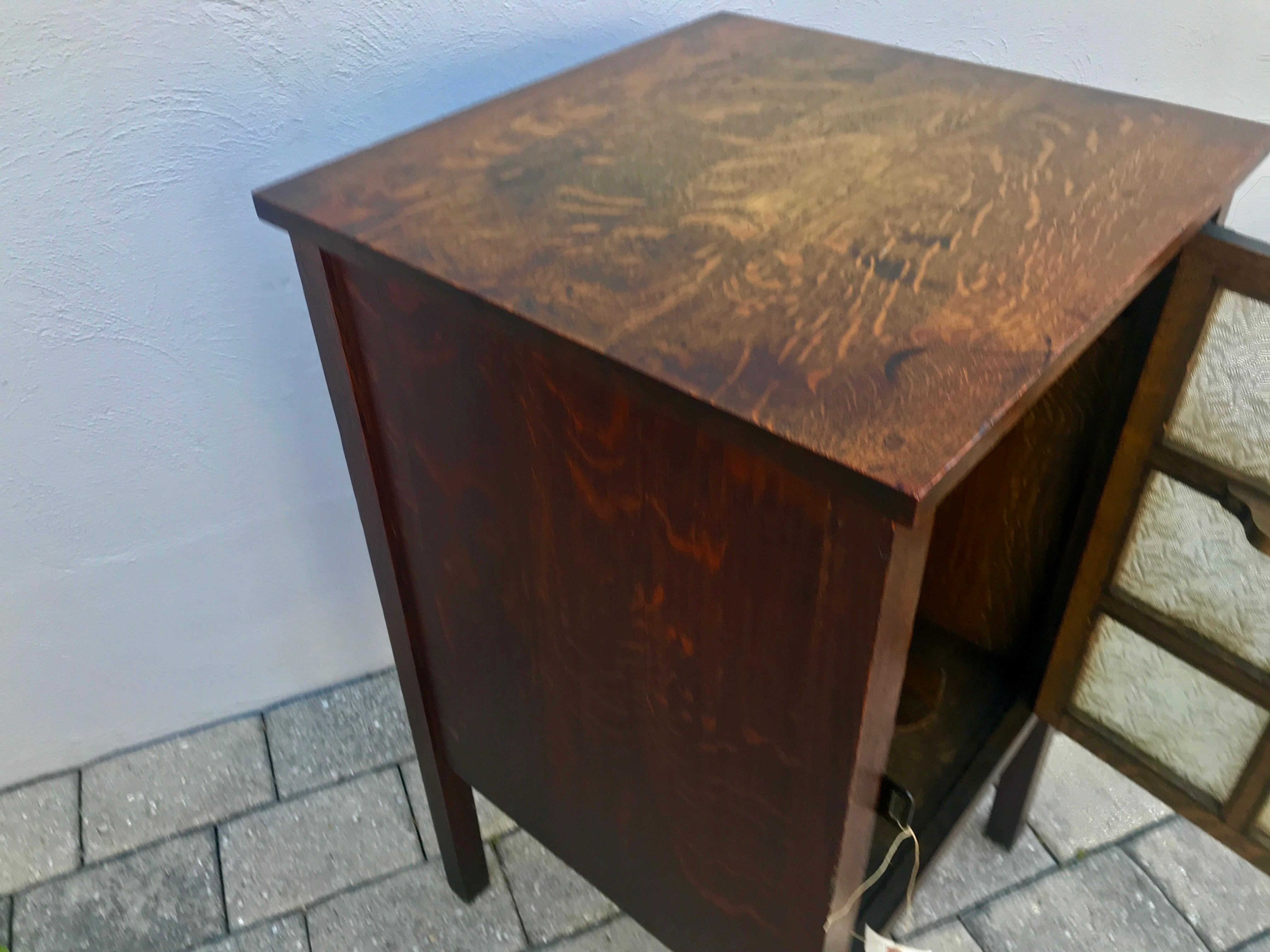Petit meuble de rangement C&C de « Grand Rapids Furniture Company » Stickley époque  W7551 en vente 6