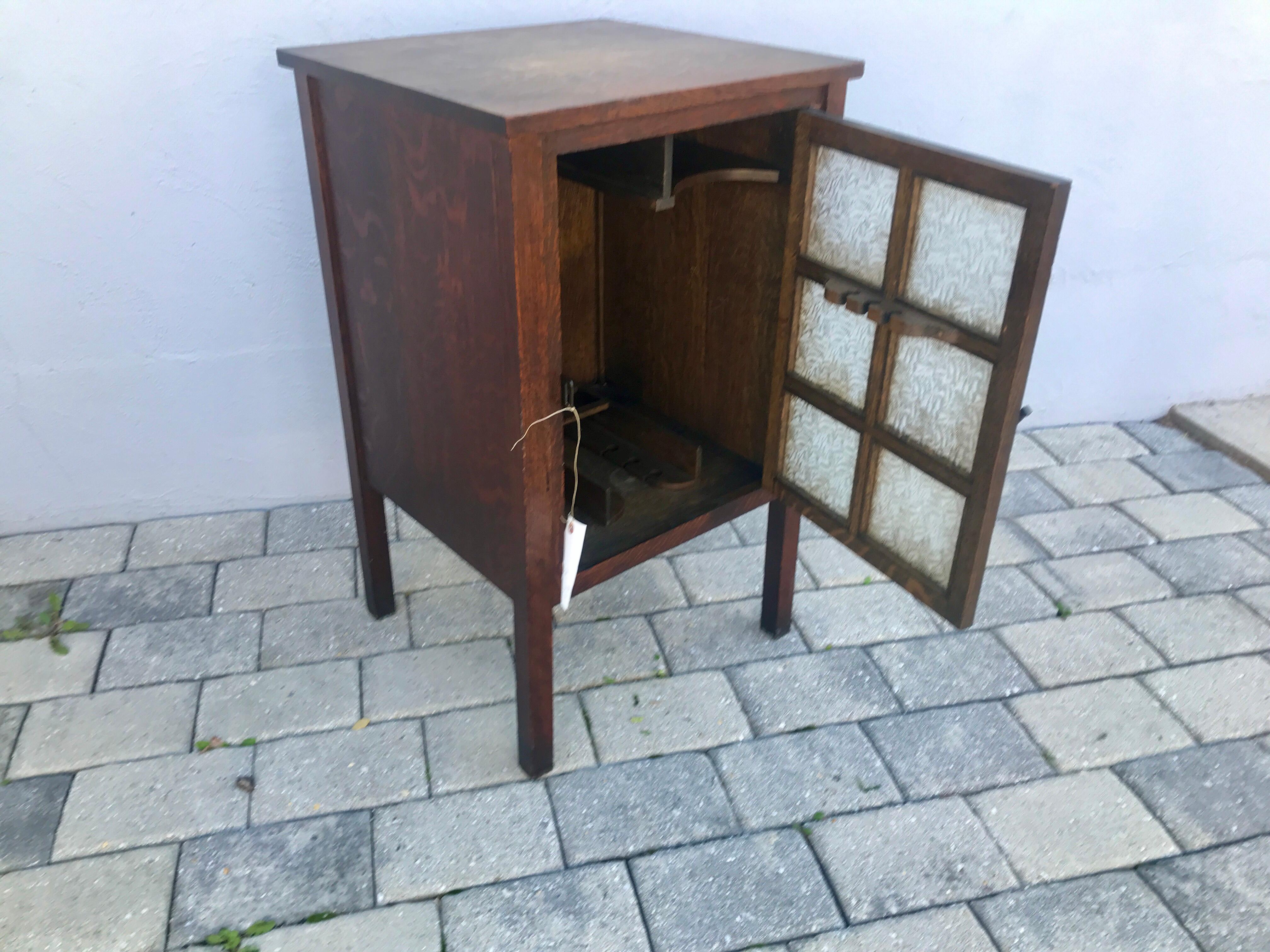 Il s'agit d'un joli petit meuble Cellaret de style Arts & Crafts, fabriqué par la Grand Rapids Furniture Company au début des années 1900. Elle possède une grande sélection de chênes, une belle couleur et finition d'origine avec de superbes vitres