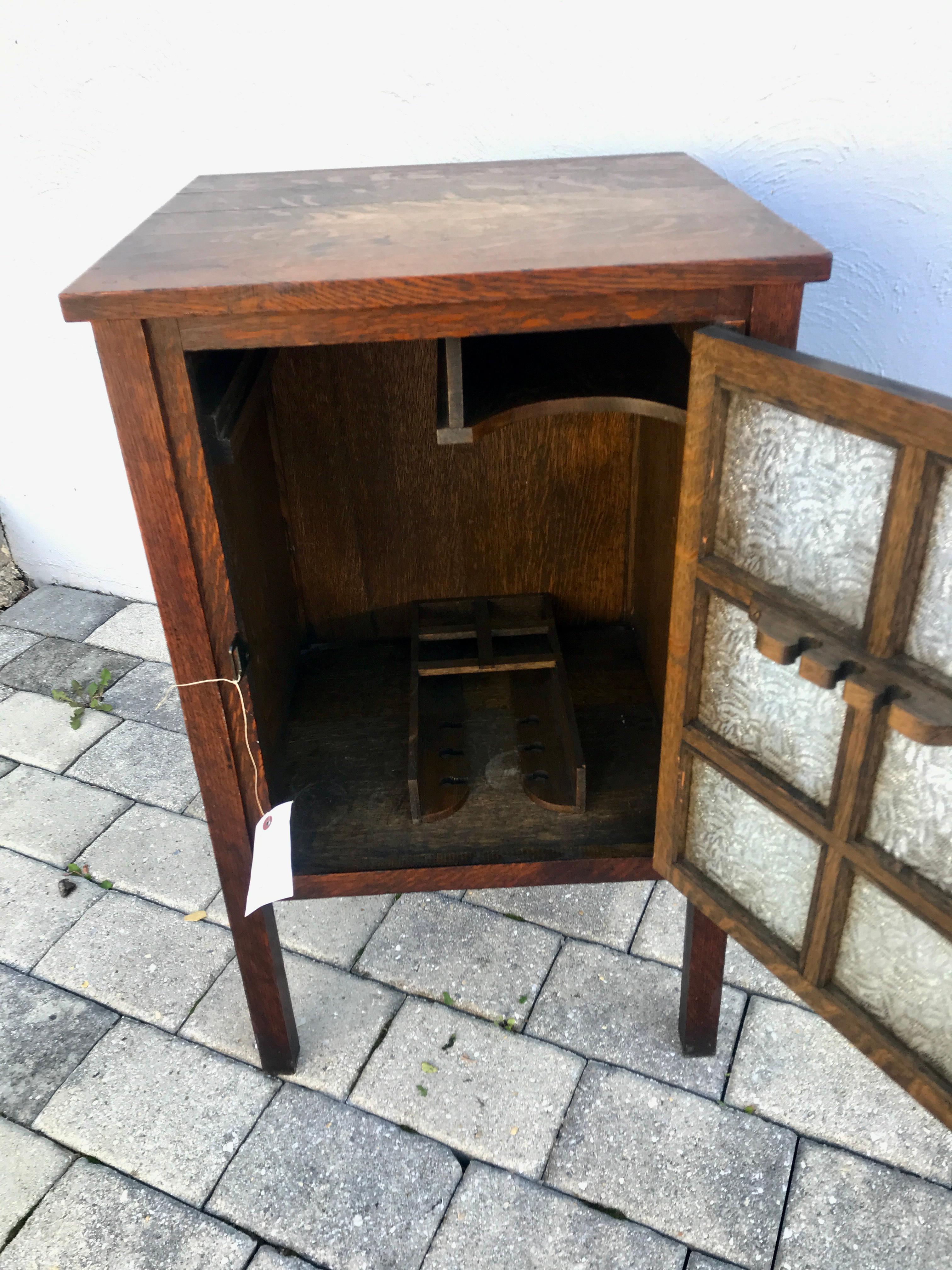 Américain Petit meuble de rangement C&C de « Grand Rapids Furniture Company » Stickley époque  W7551 en vente
