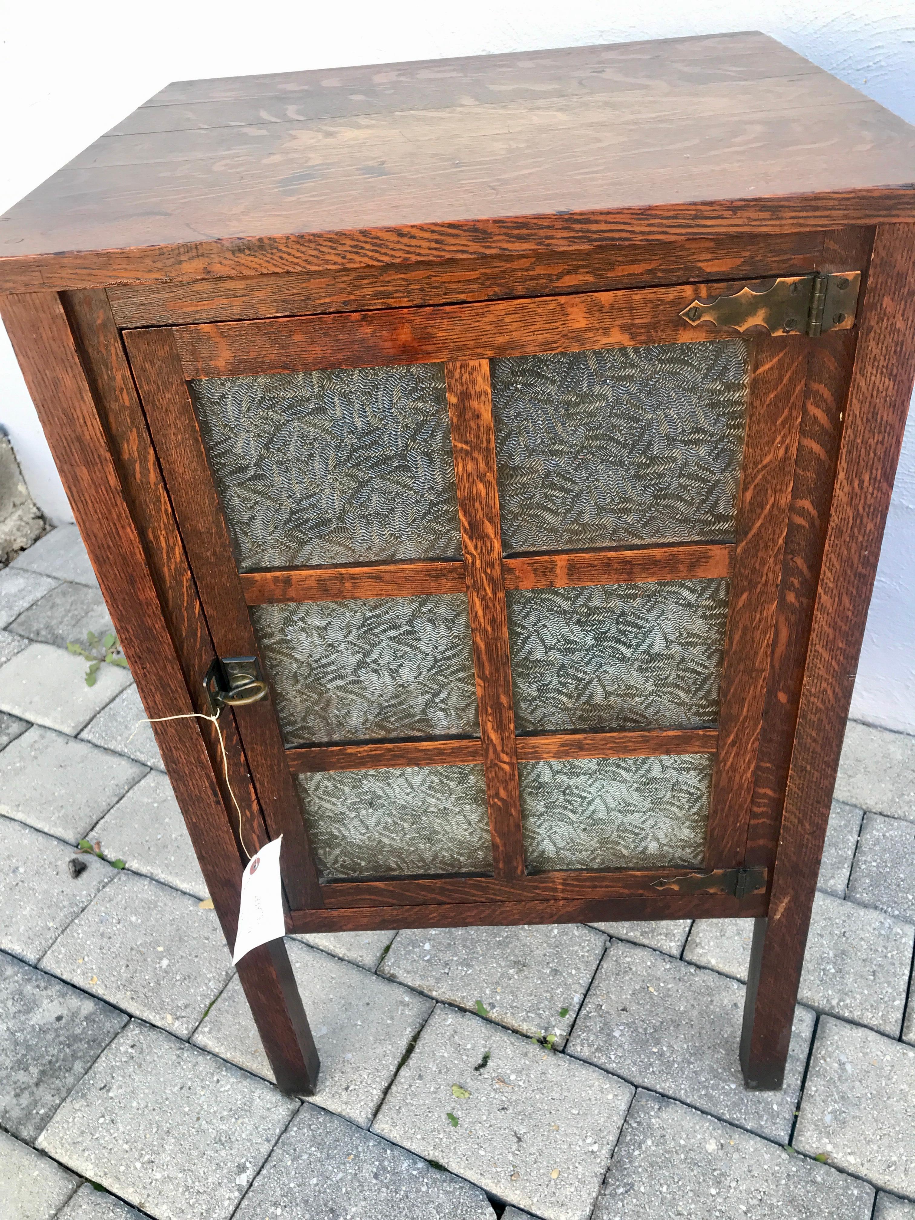 Petit meuble de rangement C&C de « Grand Rapids Furniture Company » Stickley époque  W7551 en vente 2