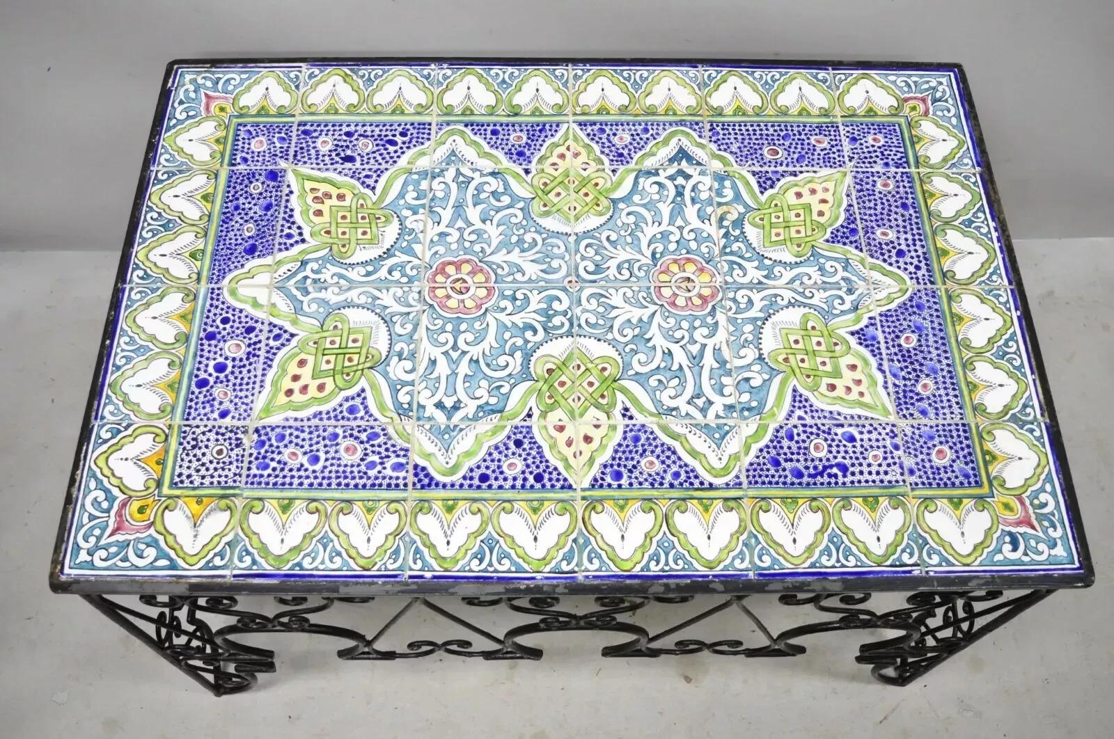 Table basse ancienne en céramique et fer forgé de type Arts & Crafts California Tile attribuée à Catalina. L'article comprend 24 carreaux, une base ornée de volutes en fer forgé, de superbes couleurs bleues et vertes, un très bel article ancien, un