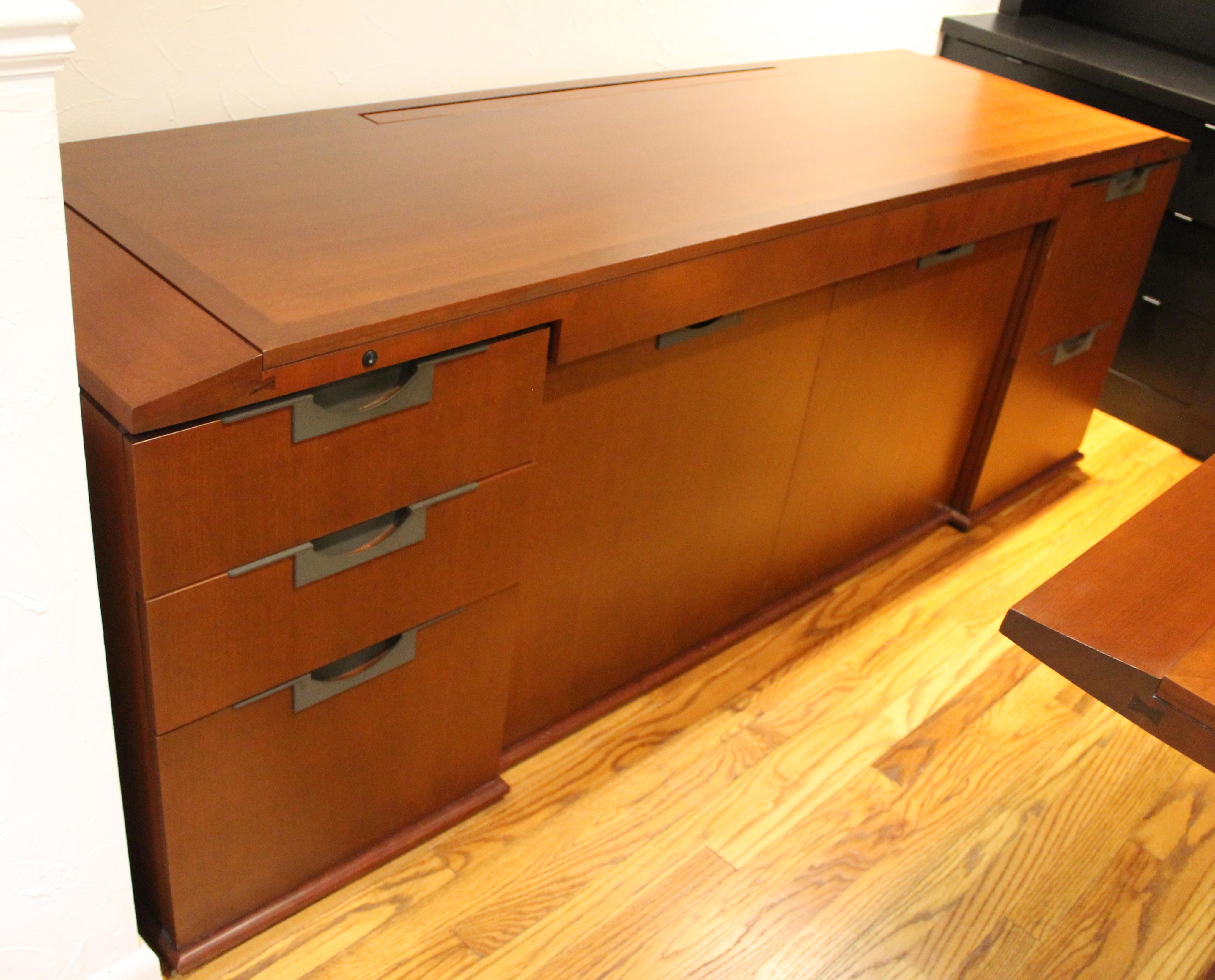 For your consideration is a phenomenal Arts & Crafts cabinet credenza sideboard, made of cherrywood, by Crofton International in the style of Frank Lloyd Wright. In excellent condition. The dimensions are 84